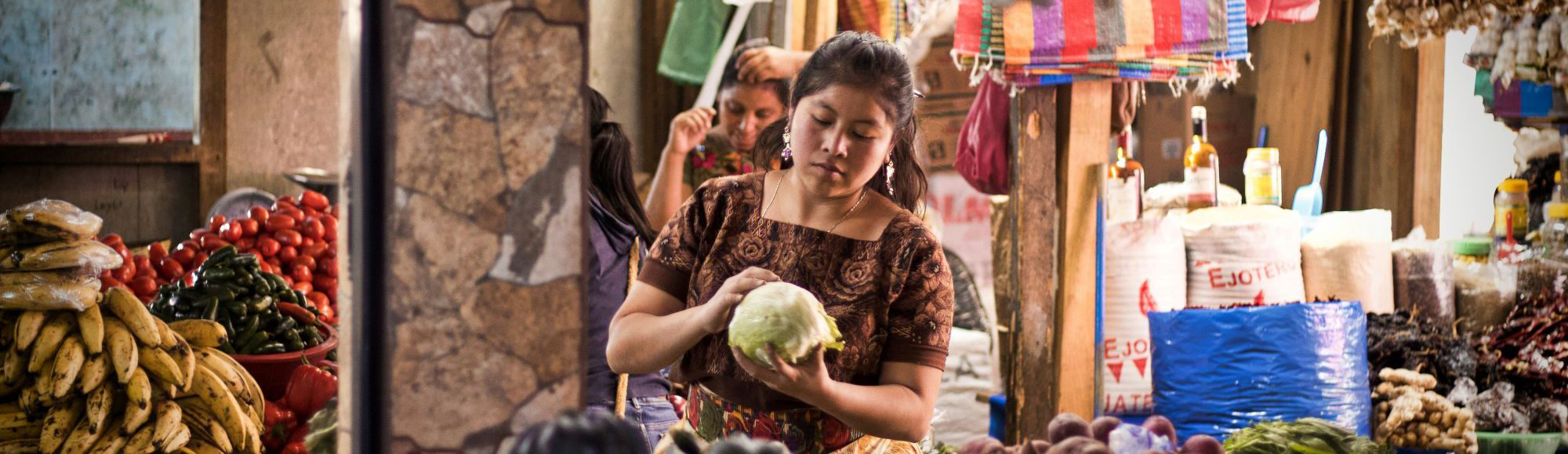 Rondreis-Guatemala-vrouw-bij-kraampje-met-groente