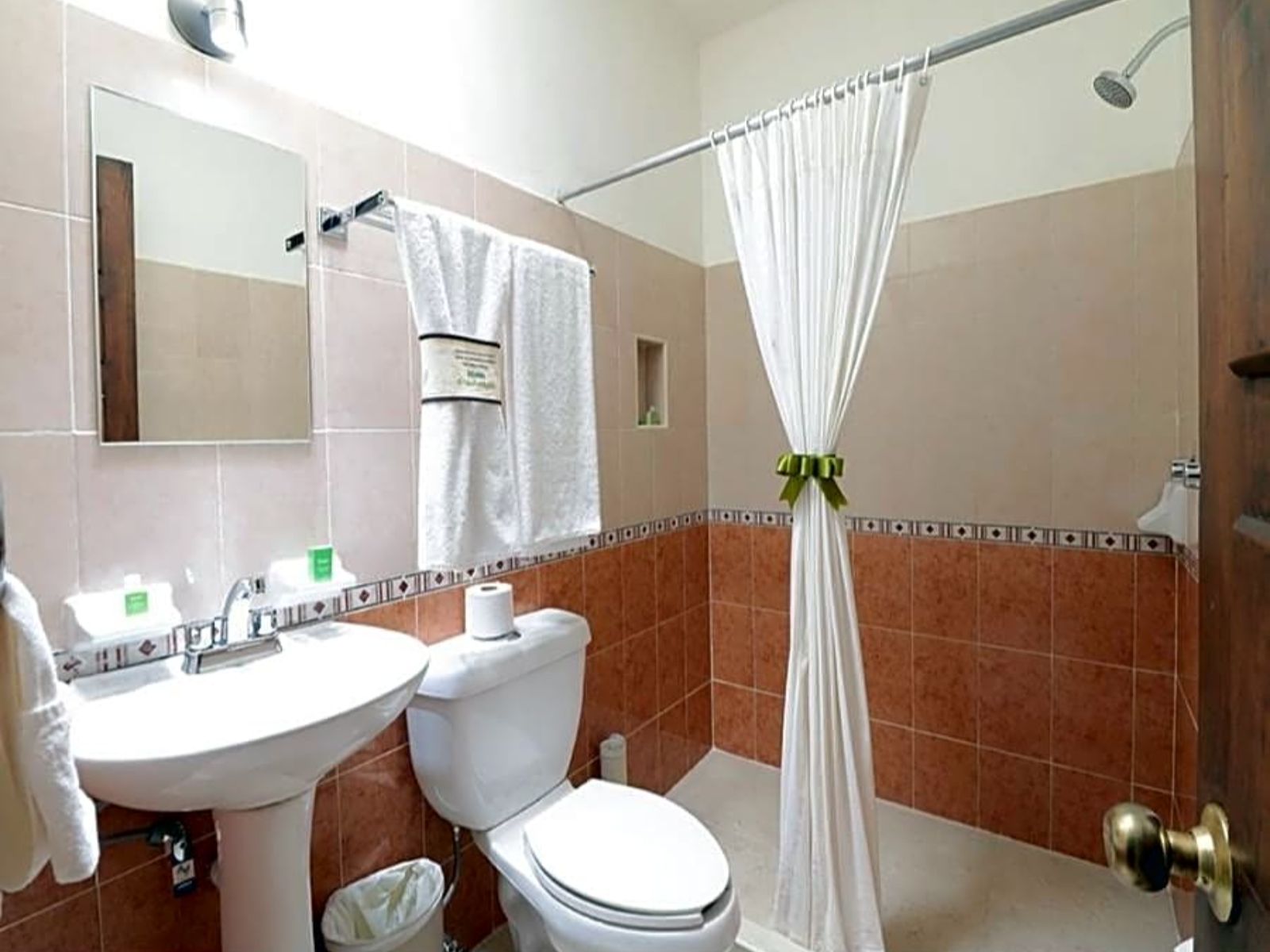 Rondreis Mexico, Campeche, Mision Campeche, badkamer