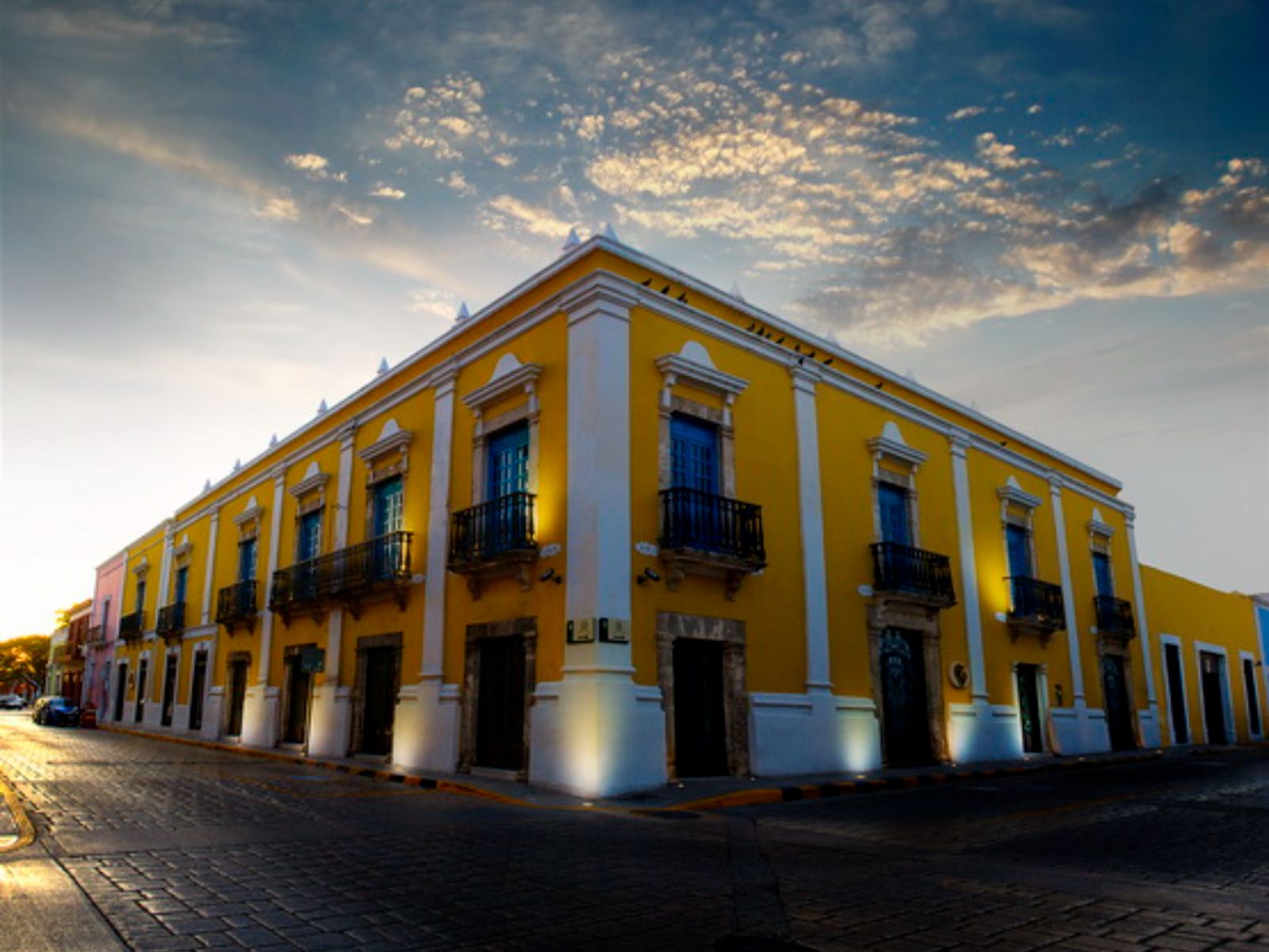 Rondreis Mexico, Campeche, Plaza Colonial, buitenzijde