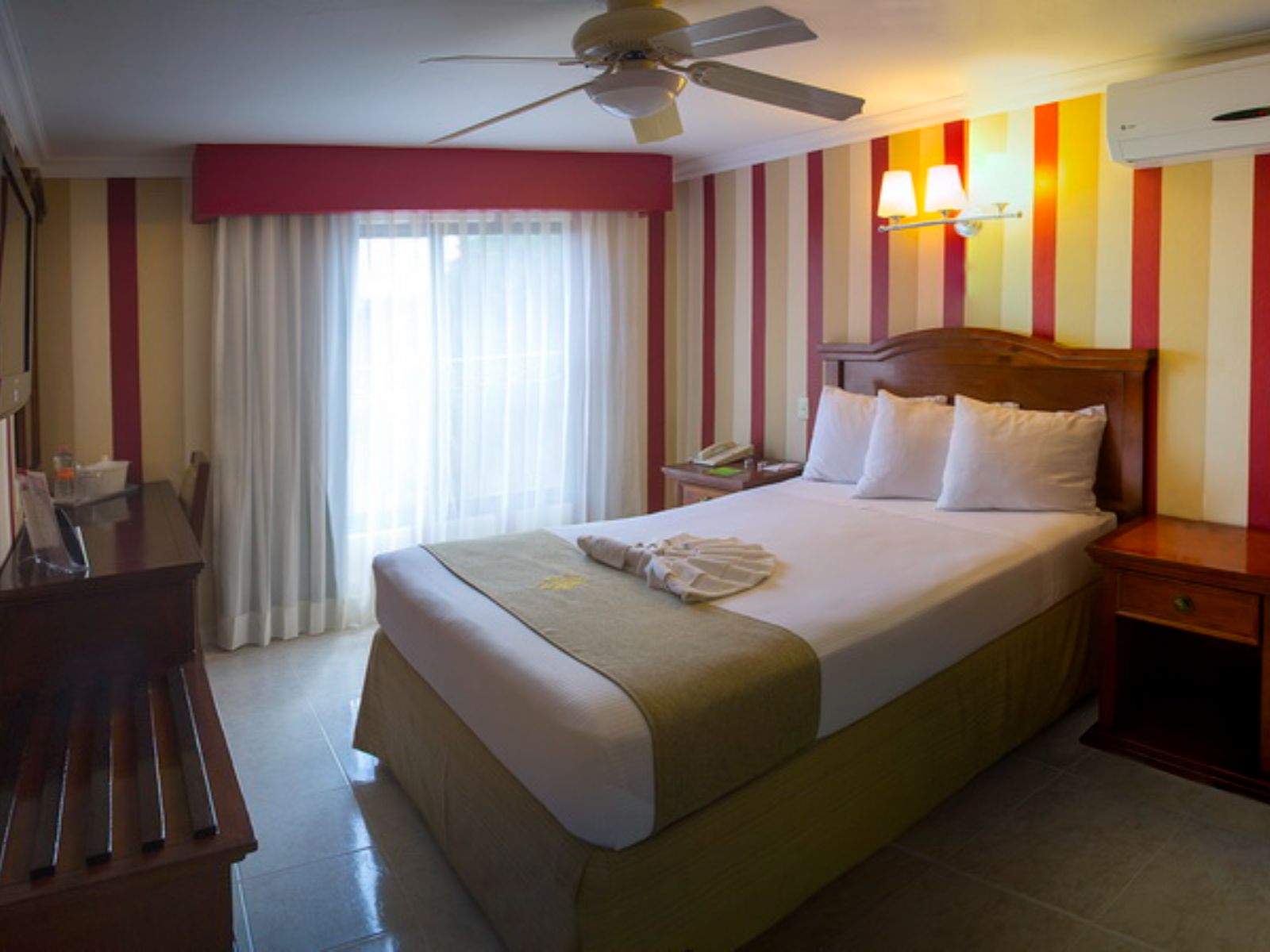 Rondreis Mexico, Campeche, Plaza Colonial, kamer bed