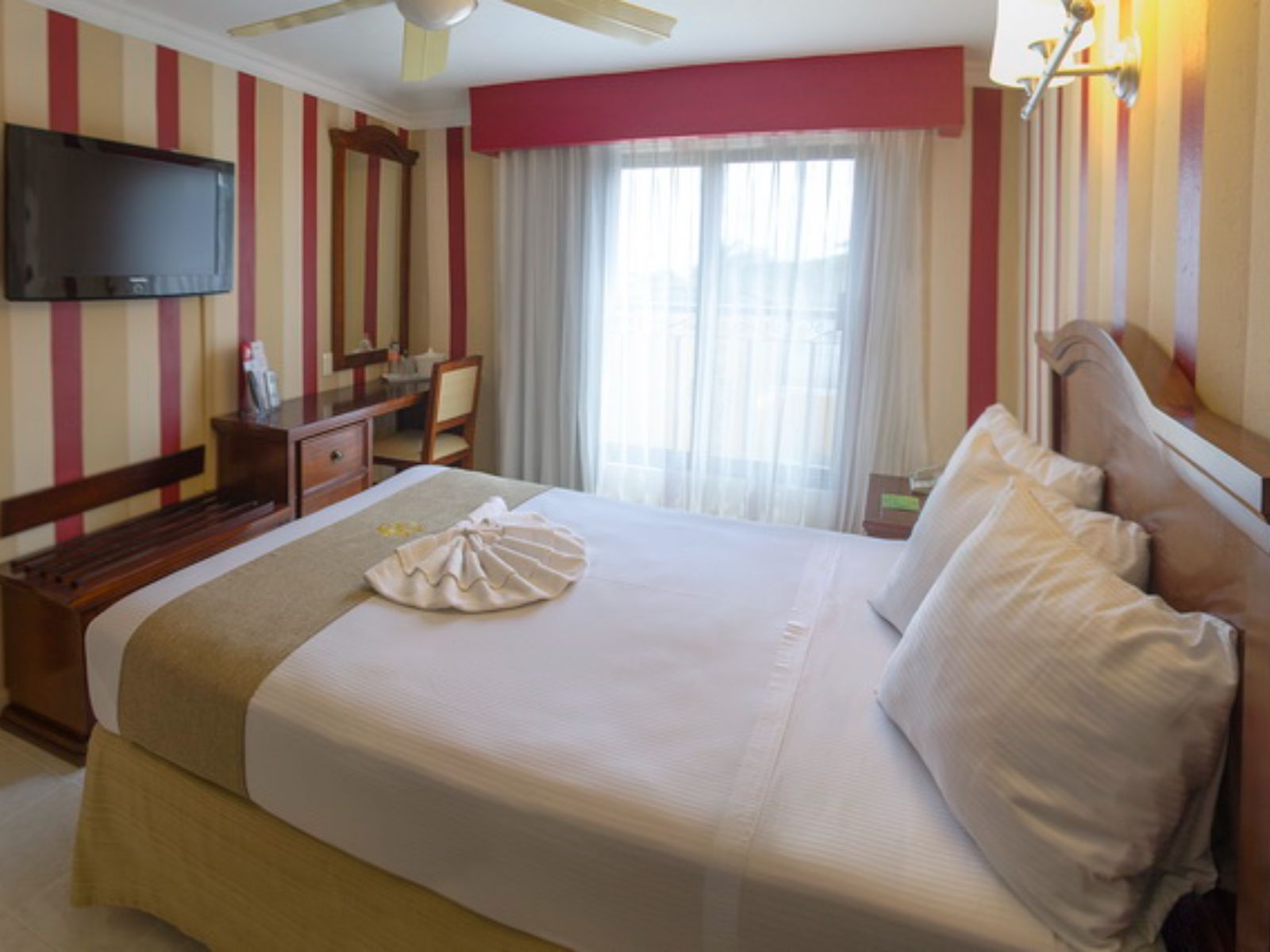 Rondreis Mexico, Campeche, Plaza Colonial, kamer tv