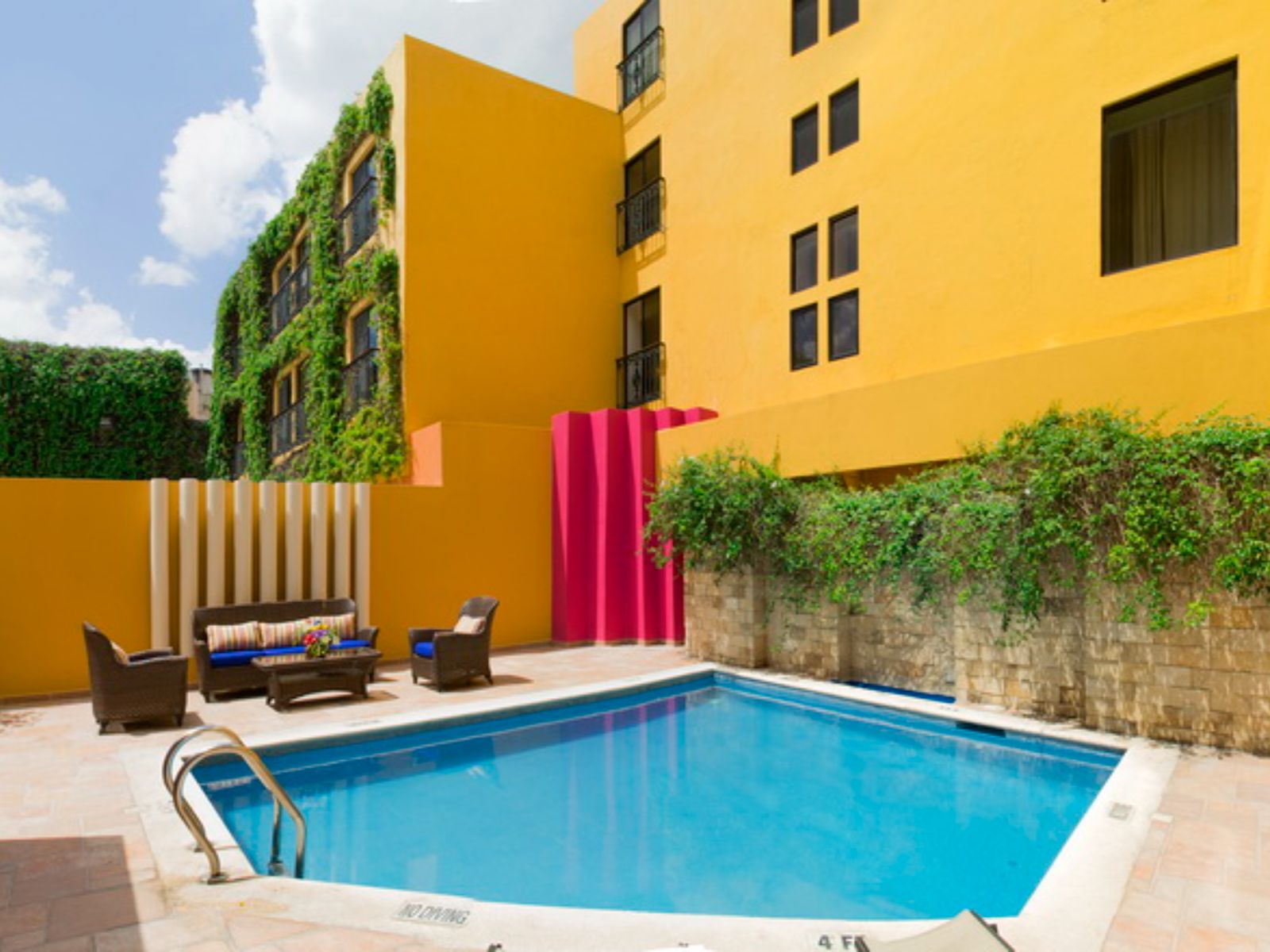 Rondreis Mexico, Campeche, Plaza Colonial, zwembad