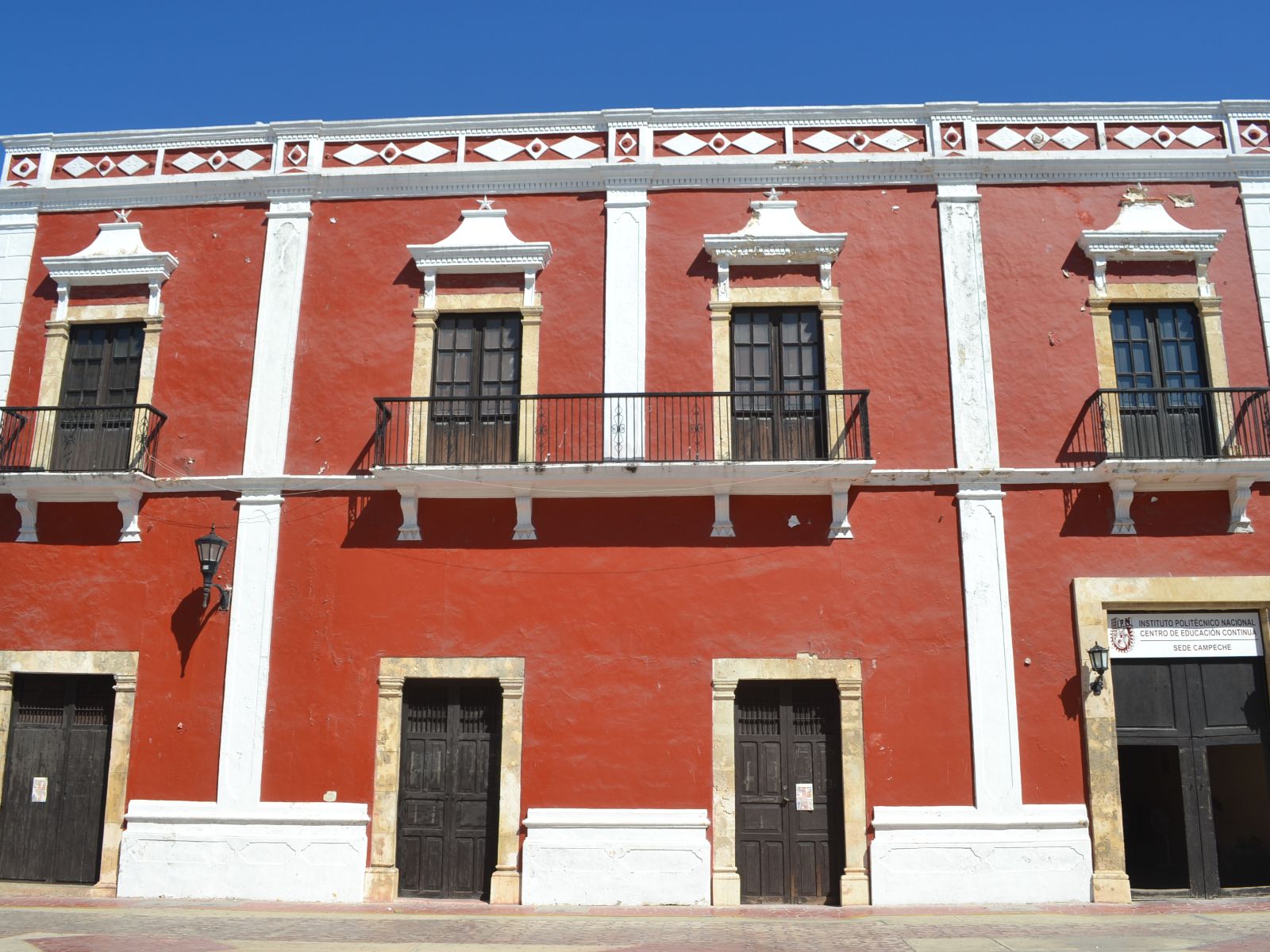 Rondreis Mexico, Campeche, kleurrijk gebouw