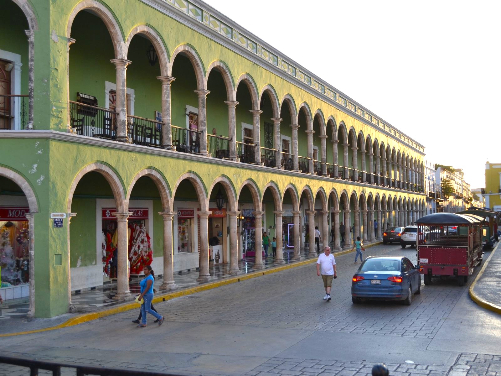 Rondreis Mexico, Campeche, kleurrijke straat met auto