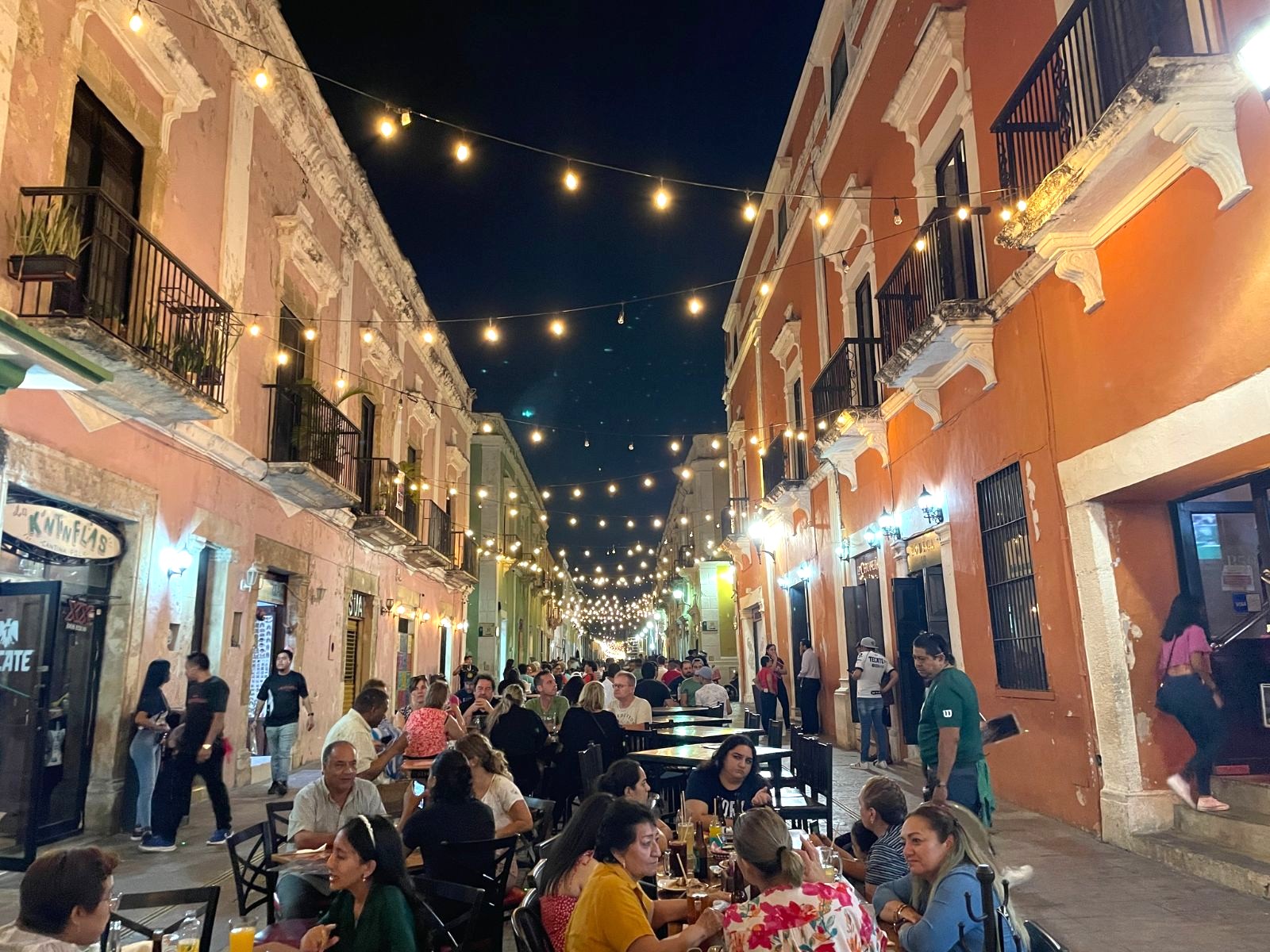 Rondreis Mexico, Campeche, straat met tafels en lampjes