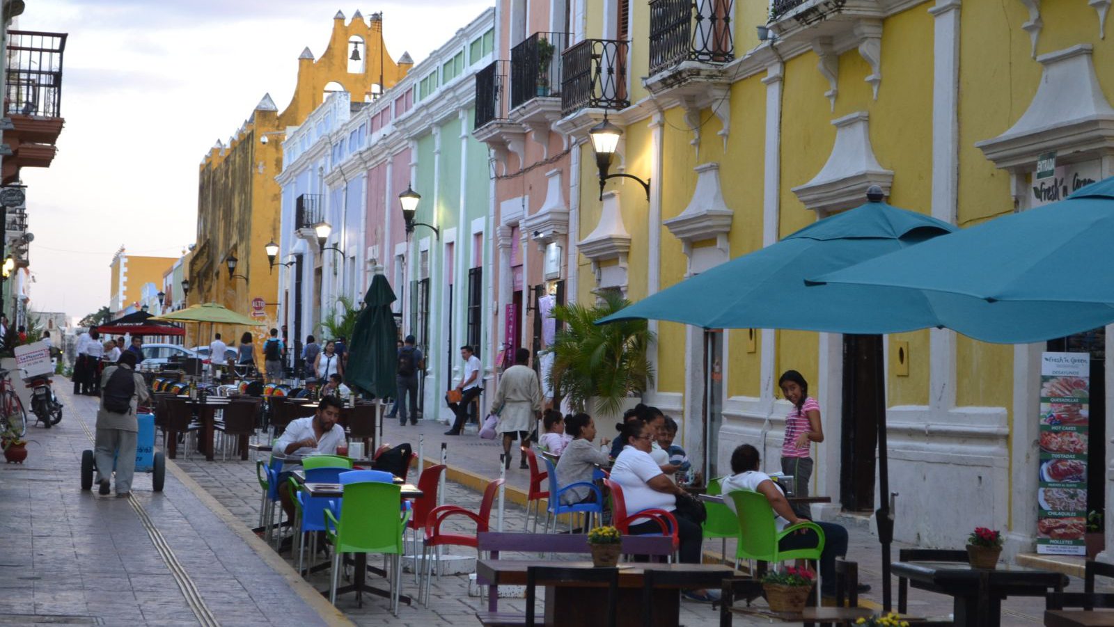 Rondreis Mexico, Campeche, straat met terrasjes