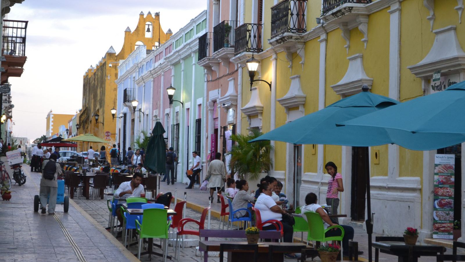 Rondreis Mexico, Campeche, straat met terrasjes