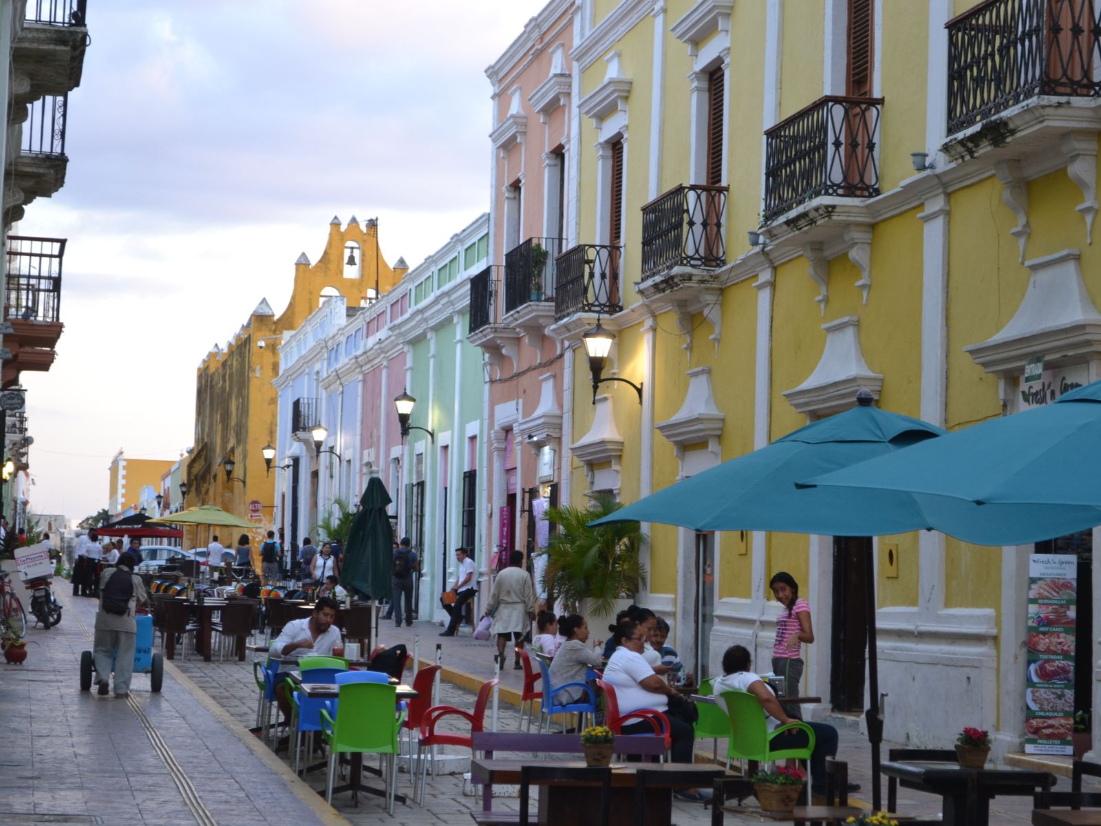 Rondreis Mexico, Campeche, straat met terrasjes