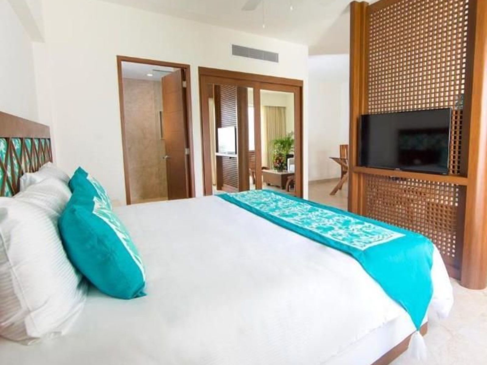 Rondreis Mexico, Cancun, Ambiance Suites, luxe kamer bed
