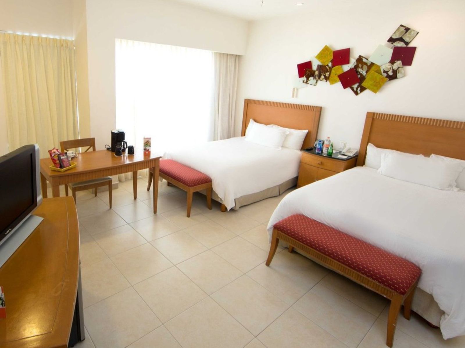 Rondreis Mexico, Cancun, Ambiance Suites, superior kamer bedden