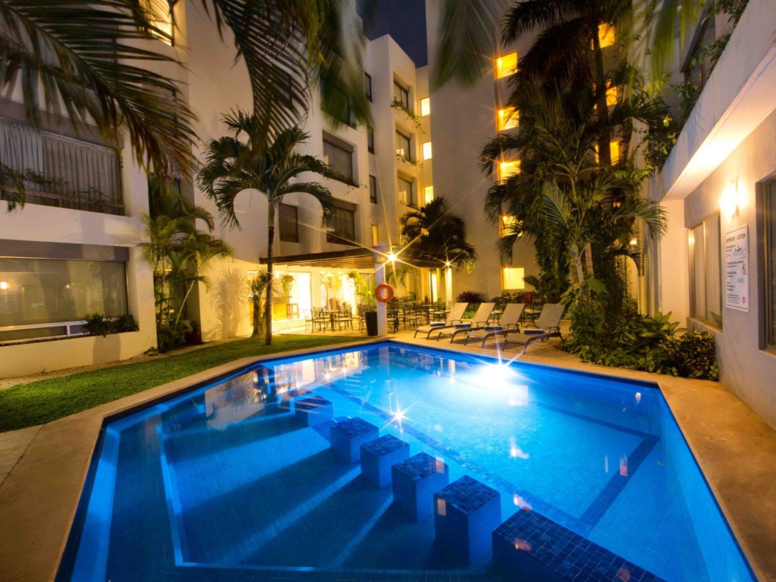 Rondreis Mexico, Cancun, Ambiance Suites, zwembad avond