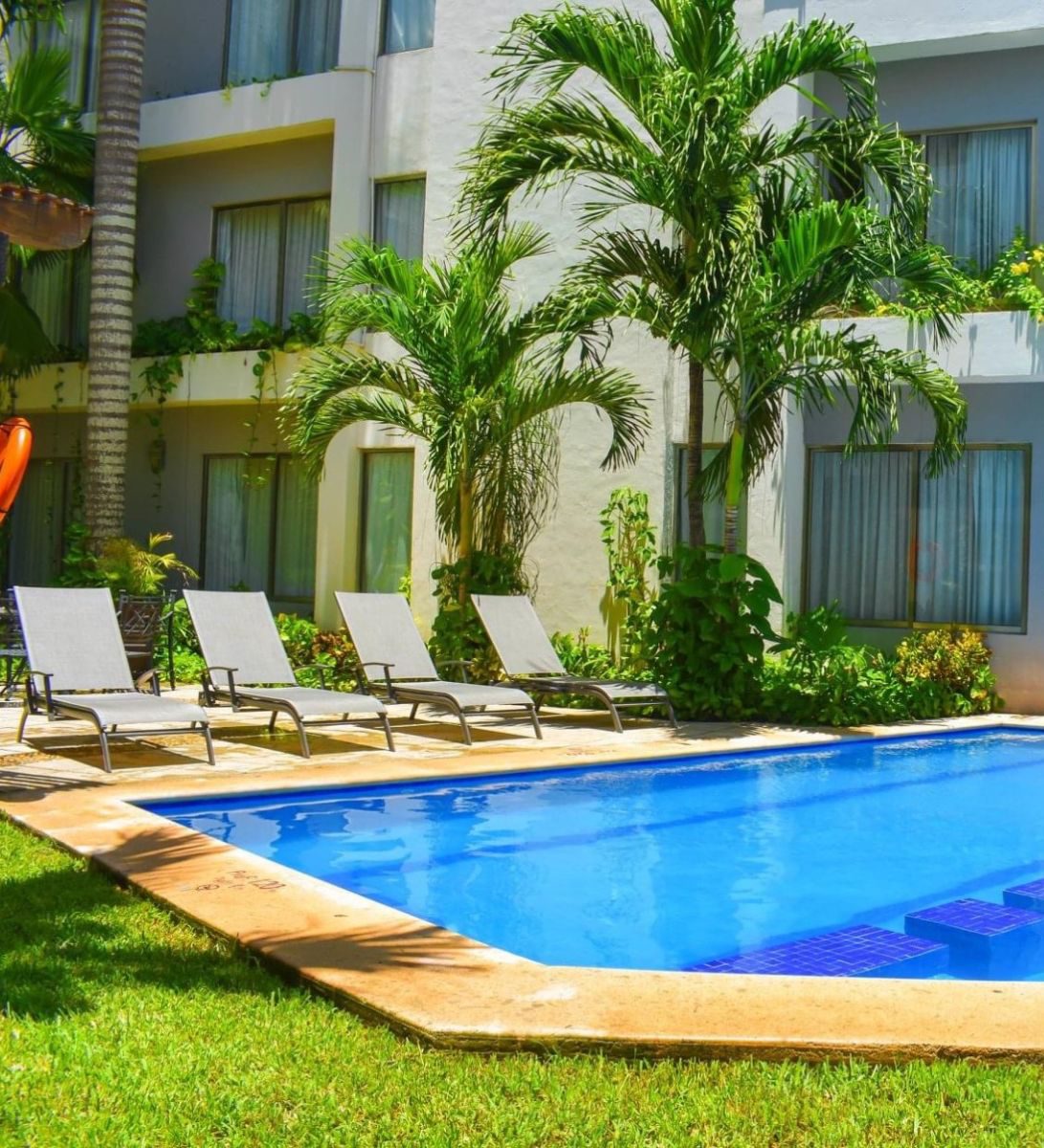 Rondreis-Mexico-Cancun-Ambiance-Suites-zwembad-met-ligbedden
