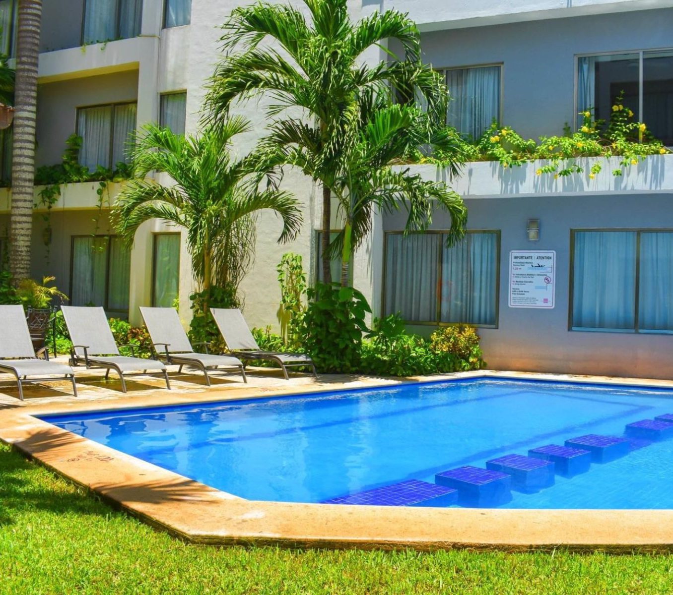 Rondreis-Mexico-Cancun-Ambiance-Suites-zwembad-met-ligbedden