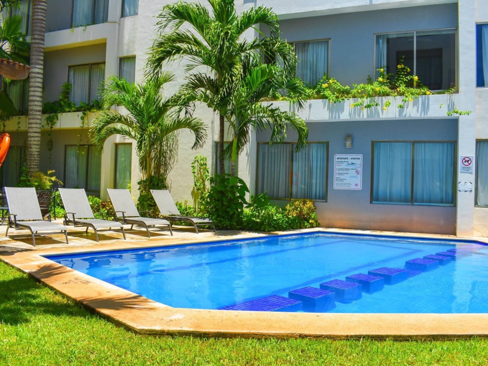 Rondreis Mexico, Cancun, Ambiance Suites, zwembad met ligbedden