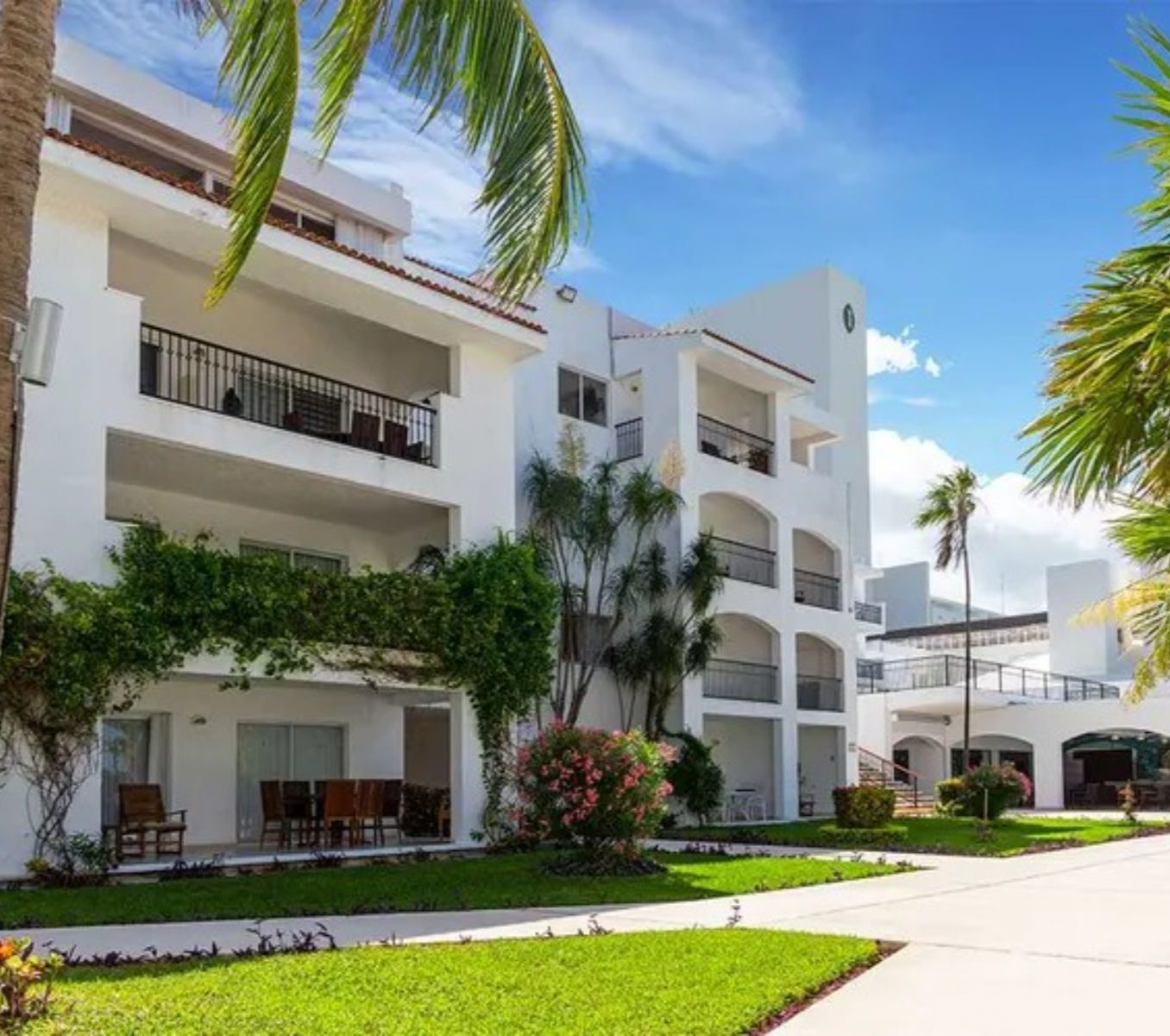 Rondreis-Mexico-Cancun-Beachscape-Villas-Kin-Ha-buitenzijde-gebouwen-tuin