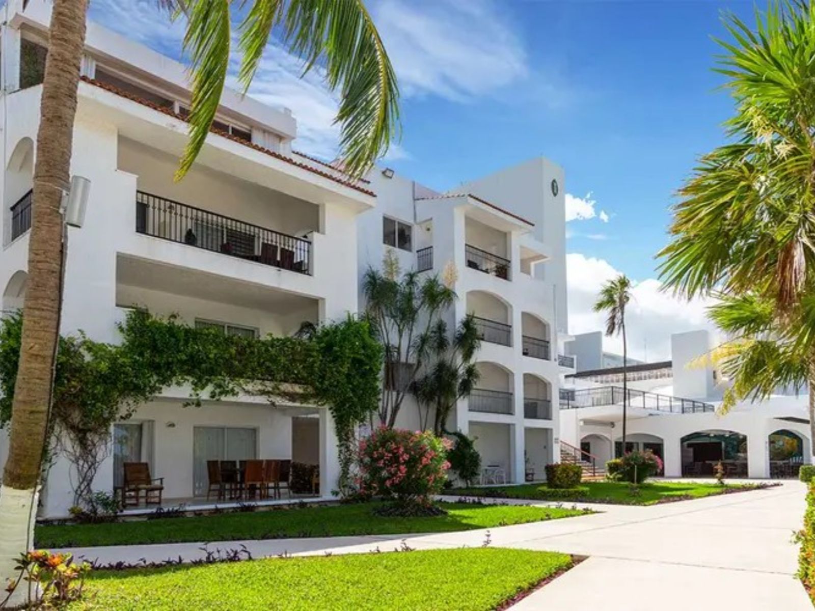Rondreis Mexico, Cancun, Beachscape Villas Kin-Ha, buitenzijde gebouwen tuin