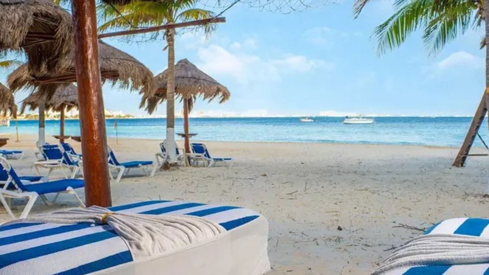 Rondreis Mexico, Cancun, Beachscape Villas Kin-Ha, strand strandbedden