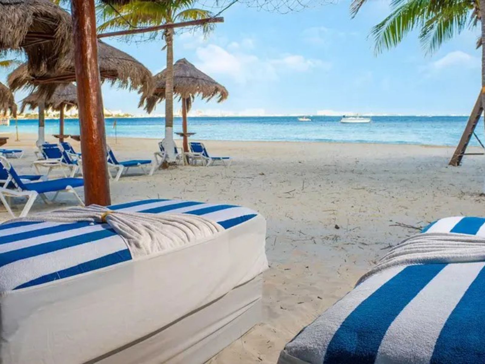 Rondreis Mexico, Cancun, Beachscape Villas Kin-Ha, strand strandbedden