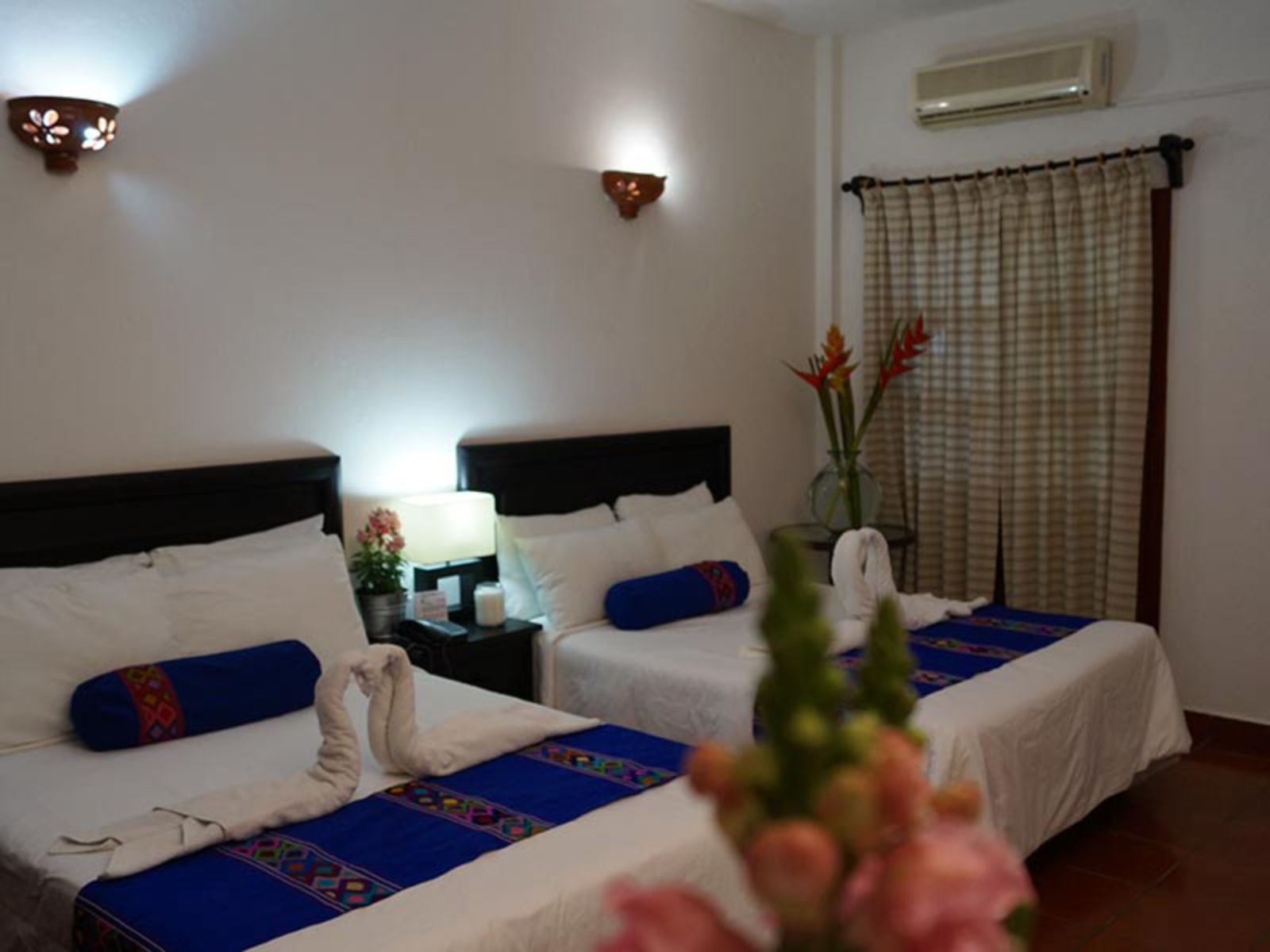 Rondreis Mexico, Chiapa de Corzo, La Ceiba, kamer bedden bloemen