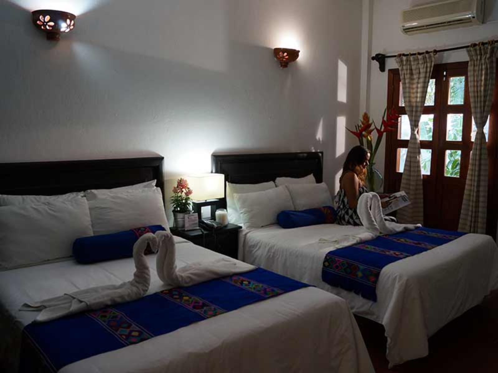 Rondreis Mexico, Chiapa de Corzo, La Ceiba, kamer bedden vrouw