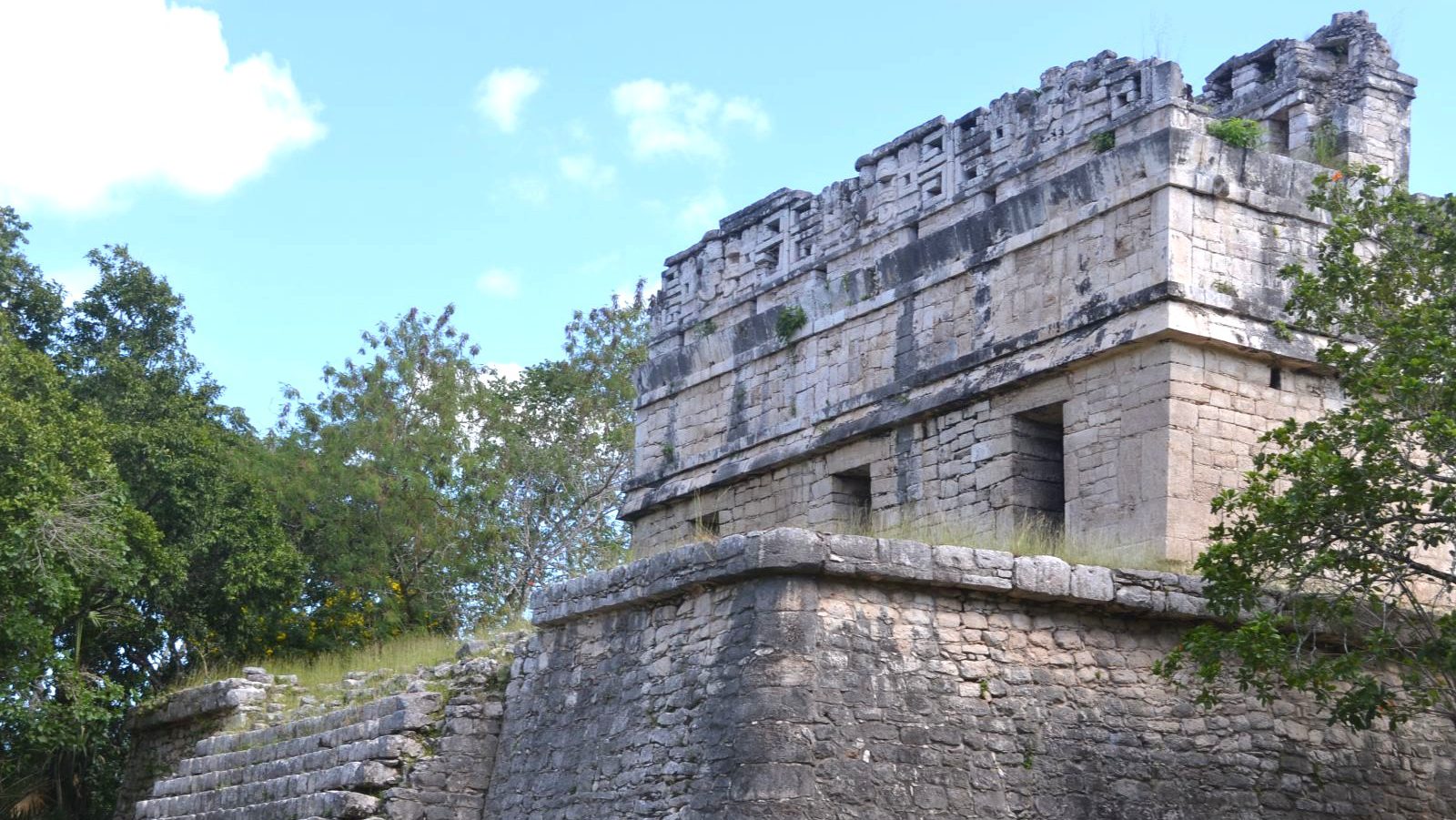 Rondreis Mexico, Chichén Itzá, tempel zijaanzicht