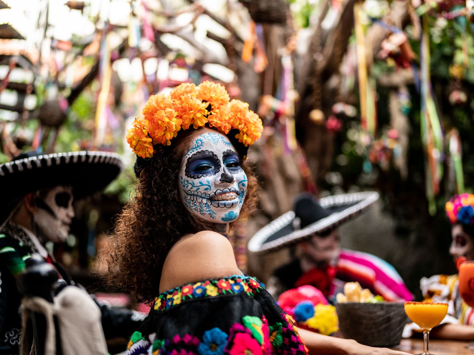 Rondreis Mexico, Dia de los Muertos, vrouw gesminkt in straat