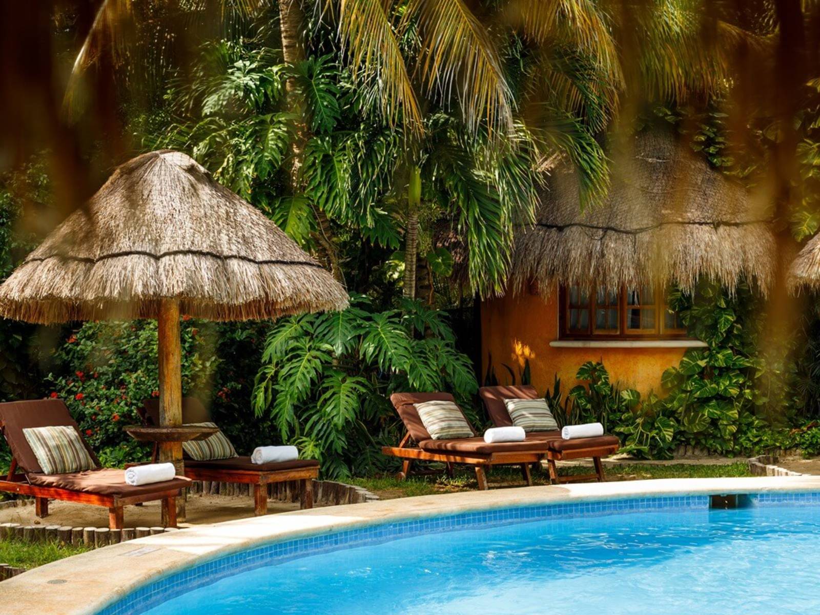 Rondreis Mexico, Isla Holbox, Villas Paraiso del Mar, zwembad met ligbedden