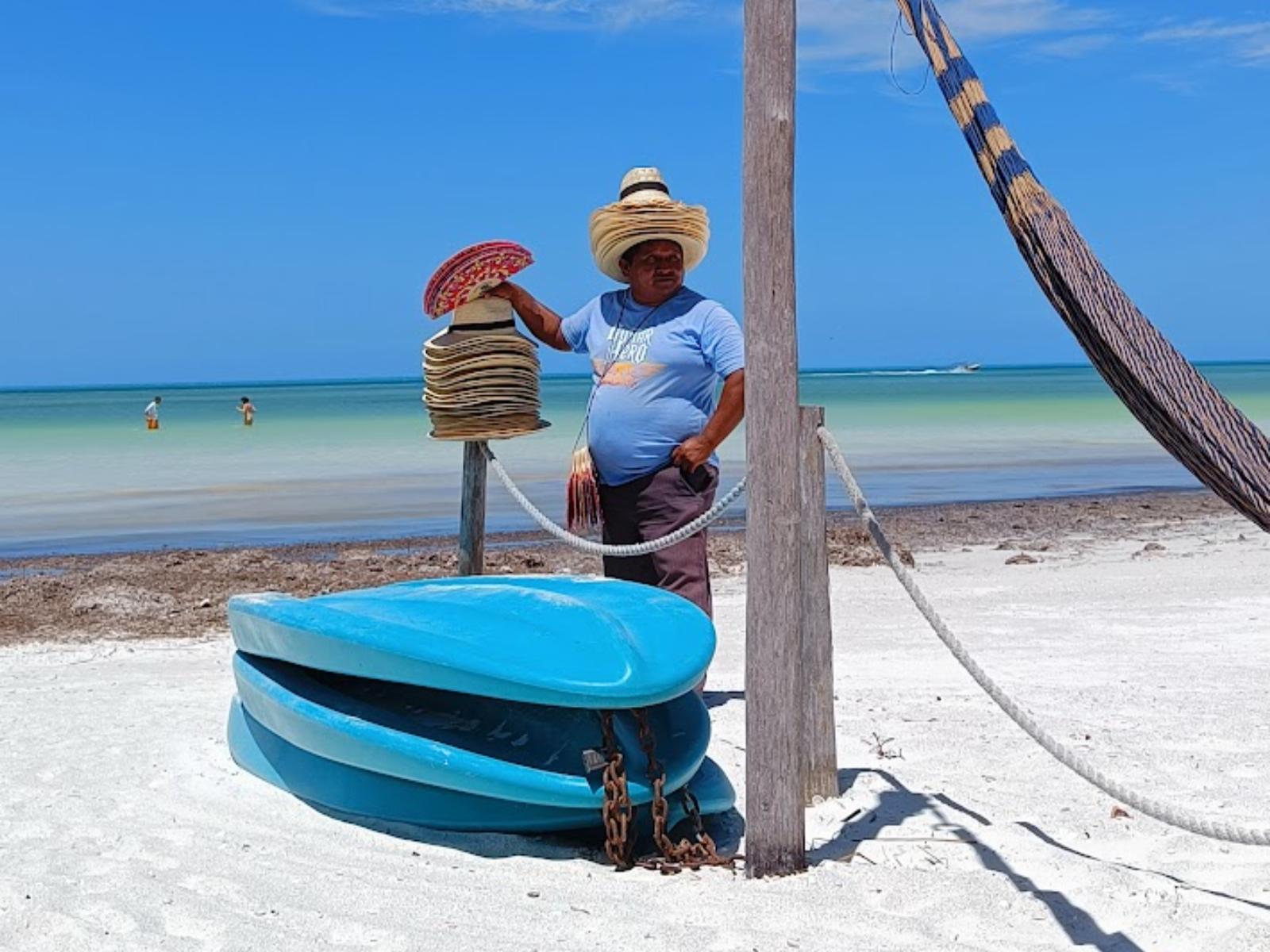 Rondreis Mexico, Isla Holbox, local op strand