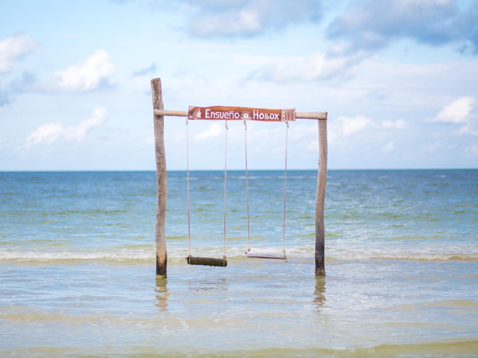 Rondreis Mexico, Isla Holbox, schommel in zee