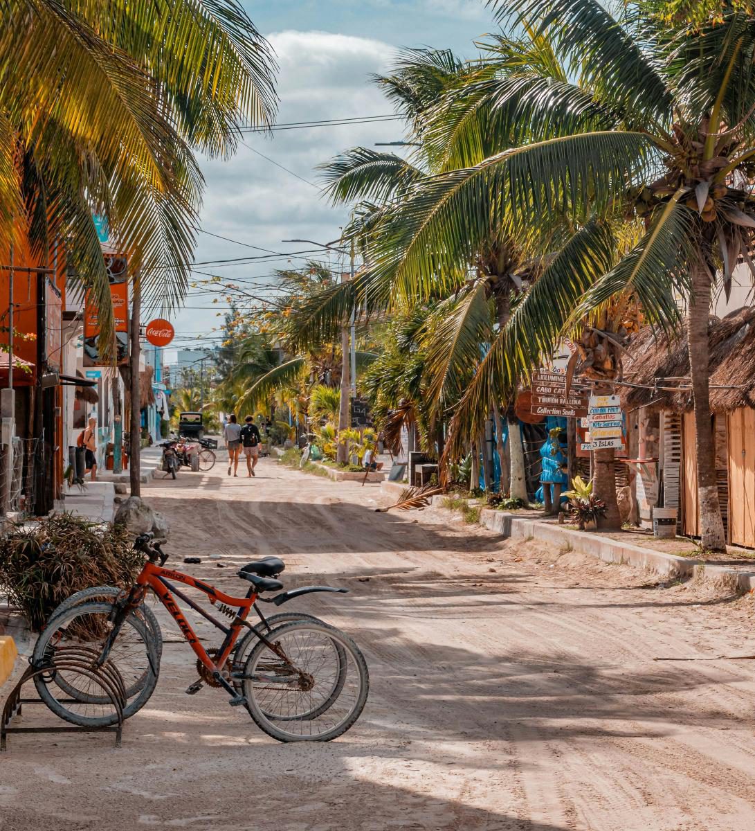 Rondreis Mexico, Isla Holbox, straat met palmbomen