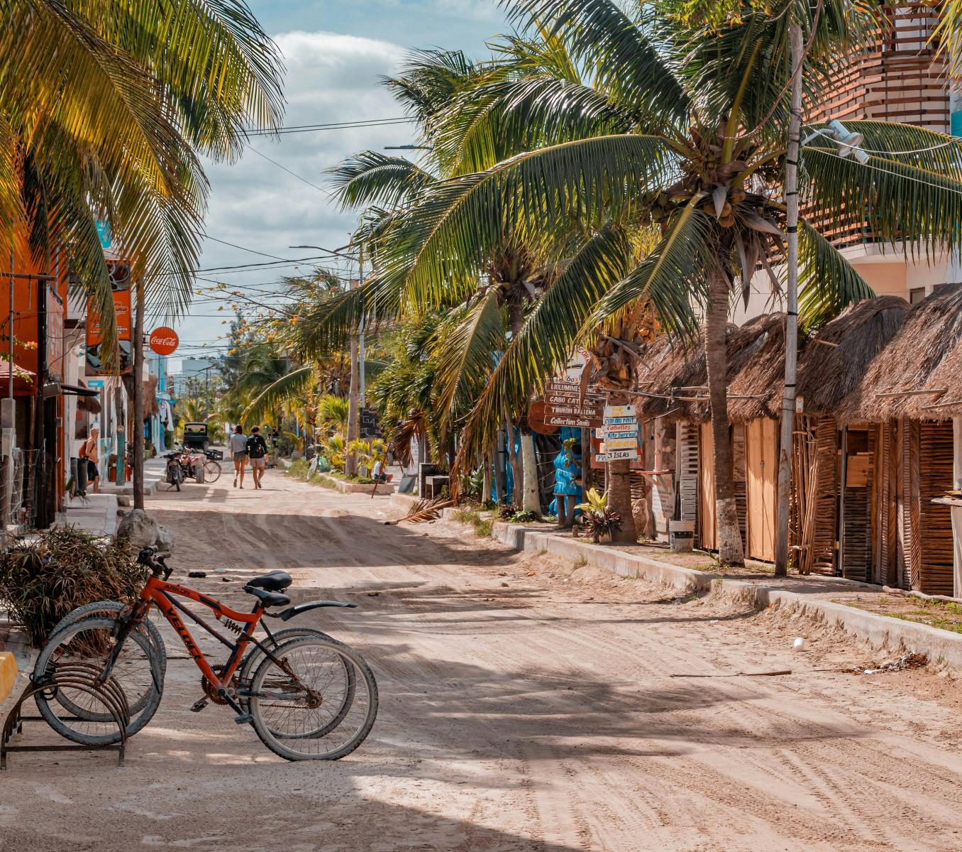 Rondreis Mexico, Isla Holbox, straat met palmbomen