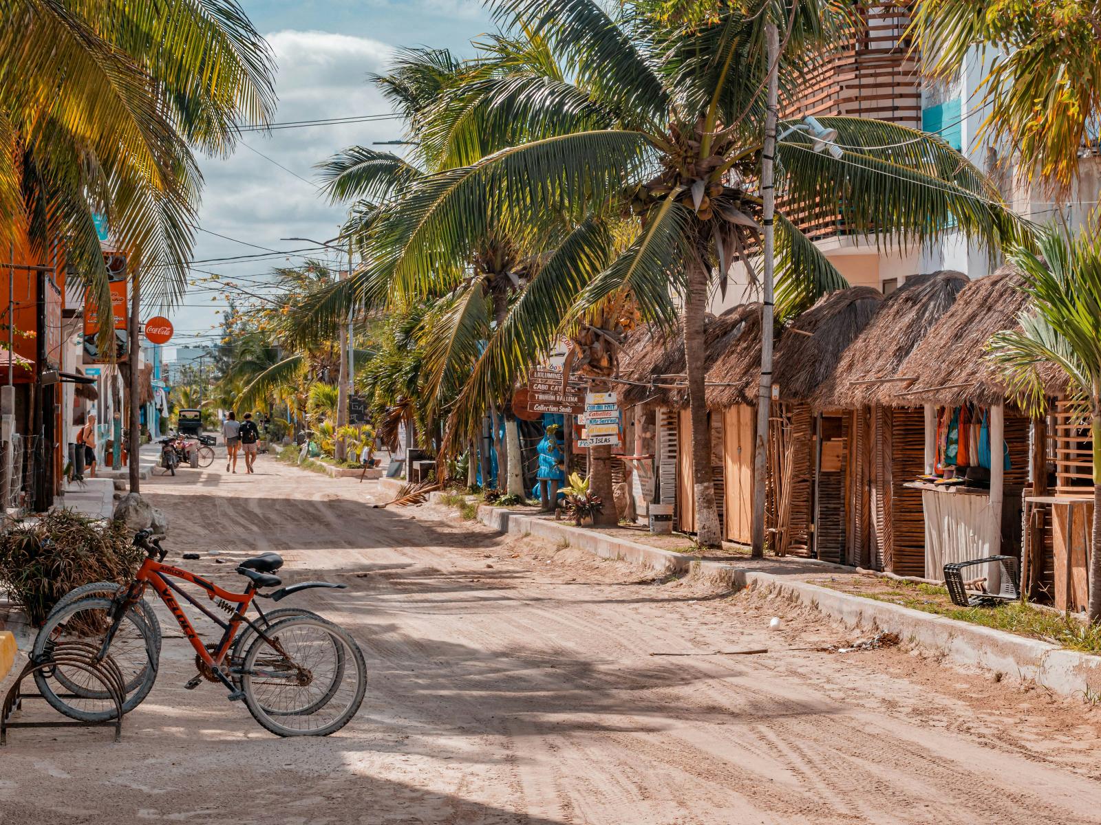Rondreis Mexico, Isla Holbox, straat met palmbomen