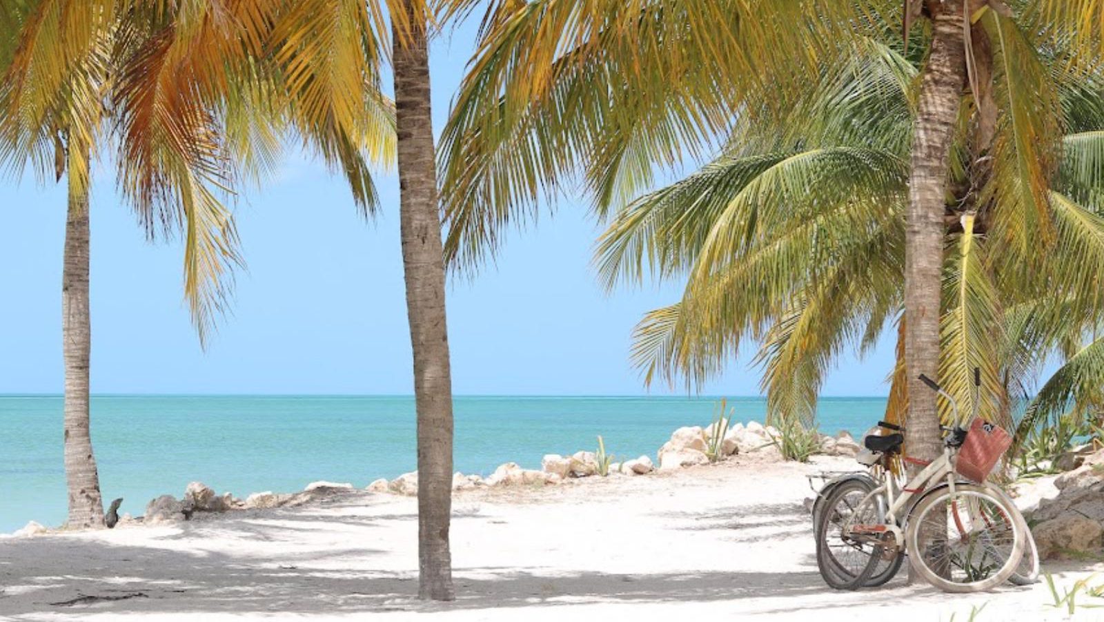 Rondreis Mexico, Isla Holbox, strand en fiets