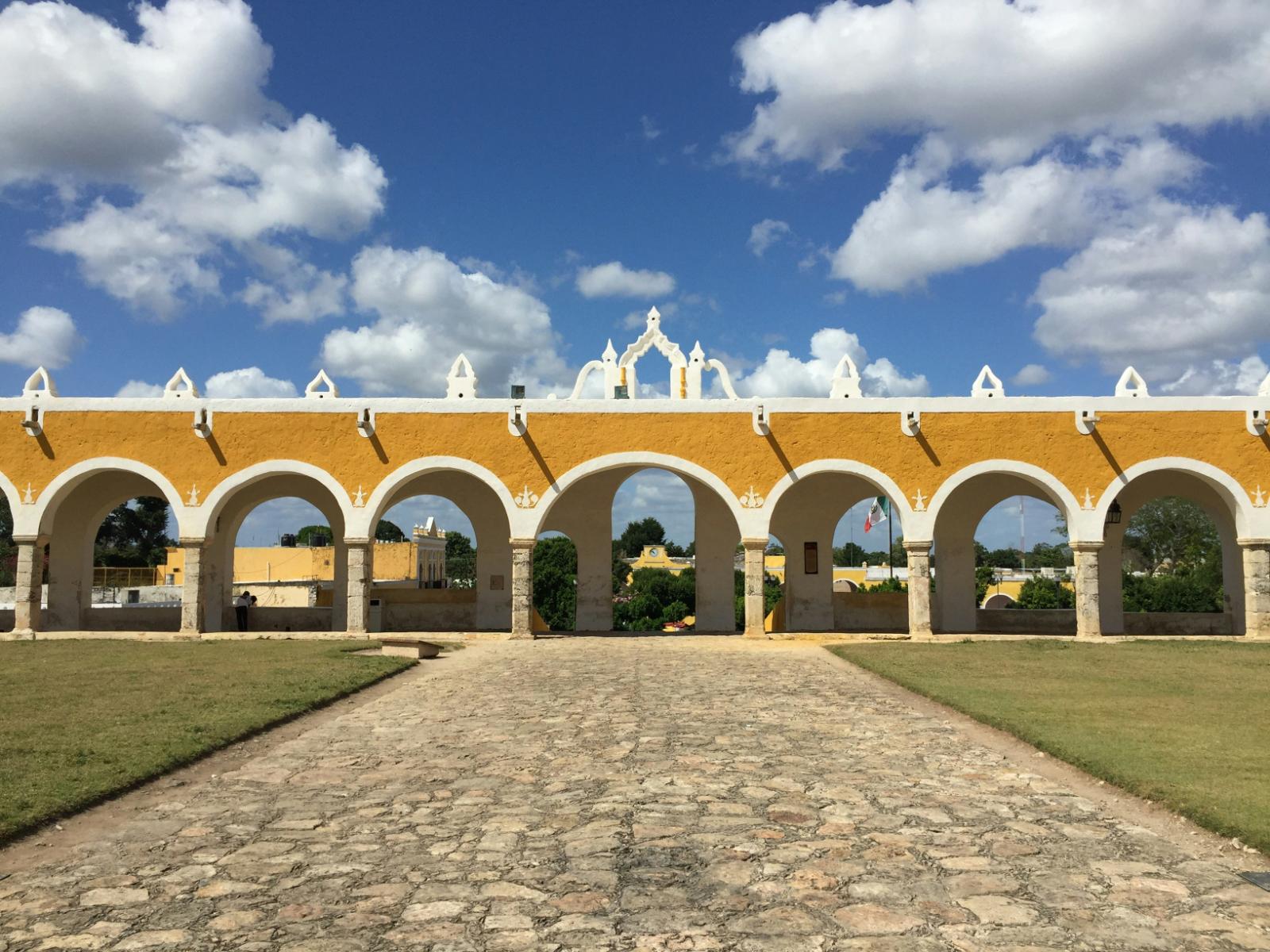 Rondreis Mexico, Izamal, Convento de San Antonio de Padua vooraanzicht