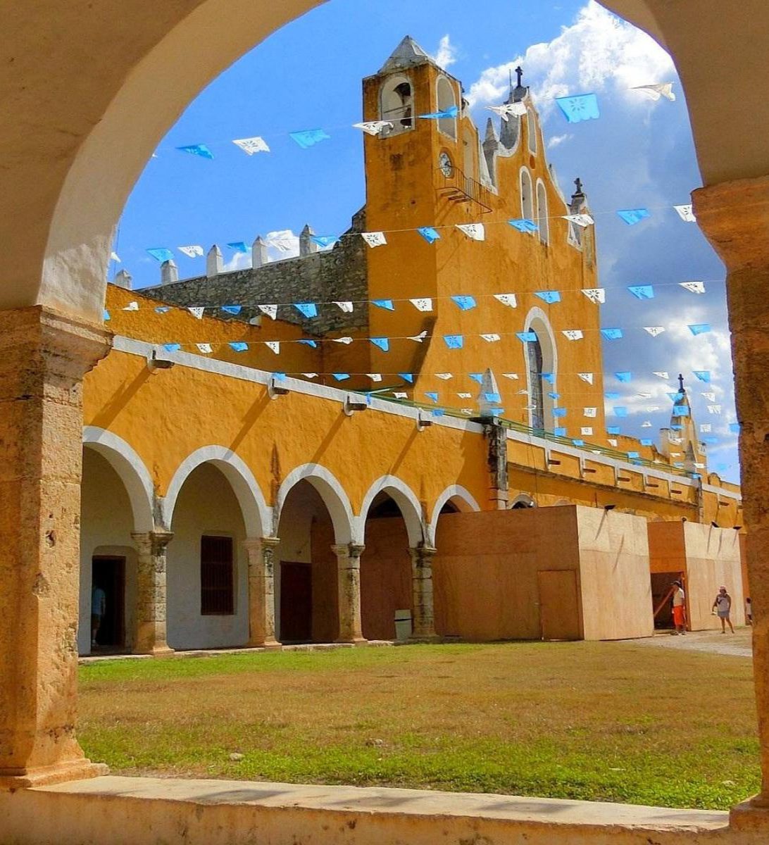 Rondreis Mexico, Izamal, Convento de San Antonio de Padua zijaanzicht met vlaggen