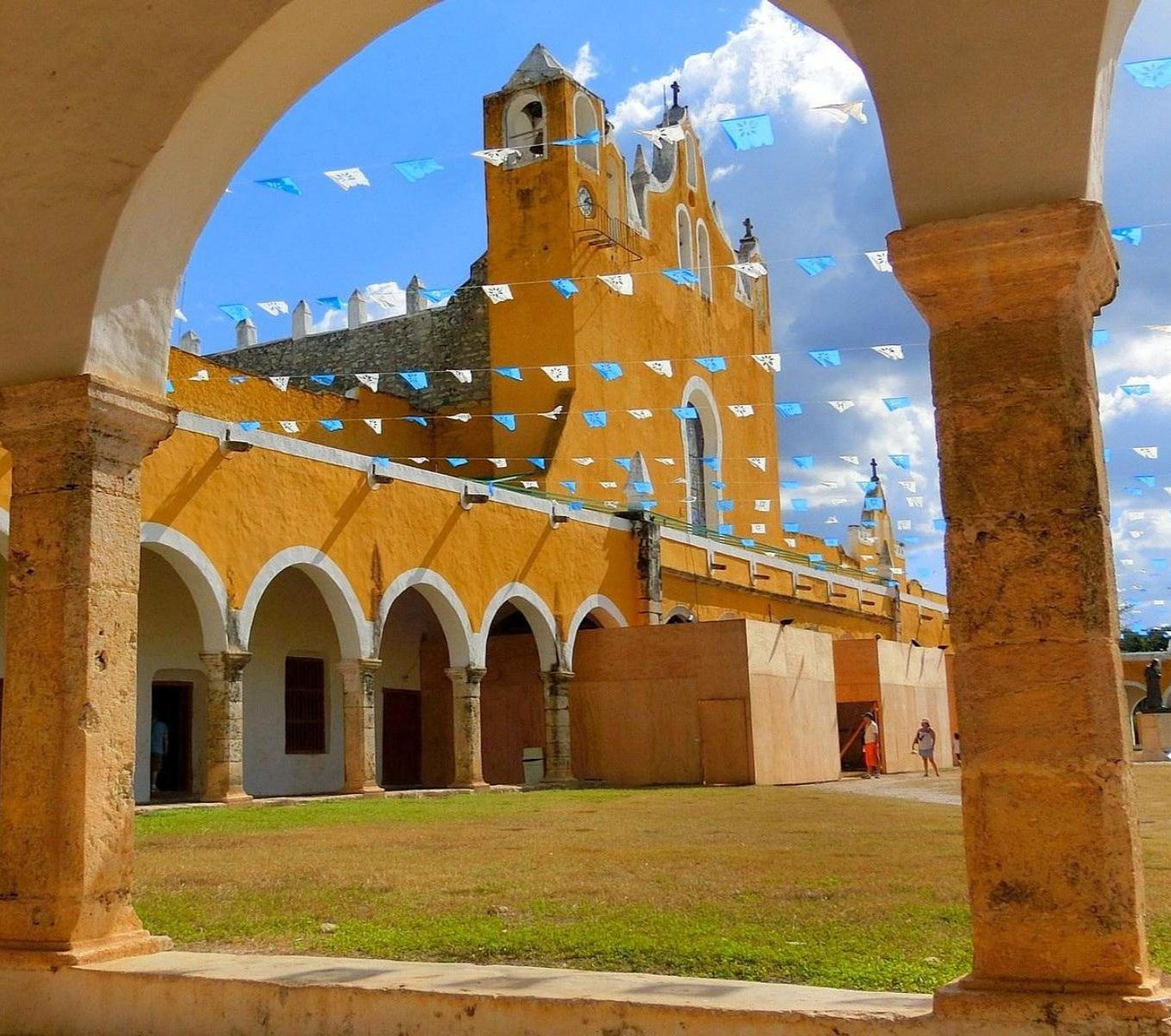 Rondreis Mexico, Izamal, Convento de San Antonio de Padua zijaanzicht met vlaggen
