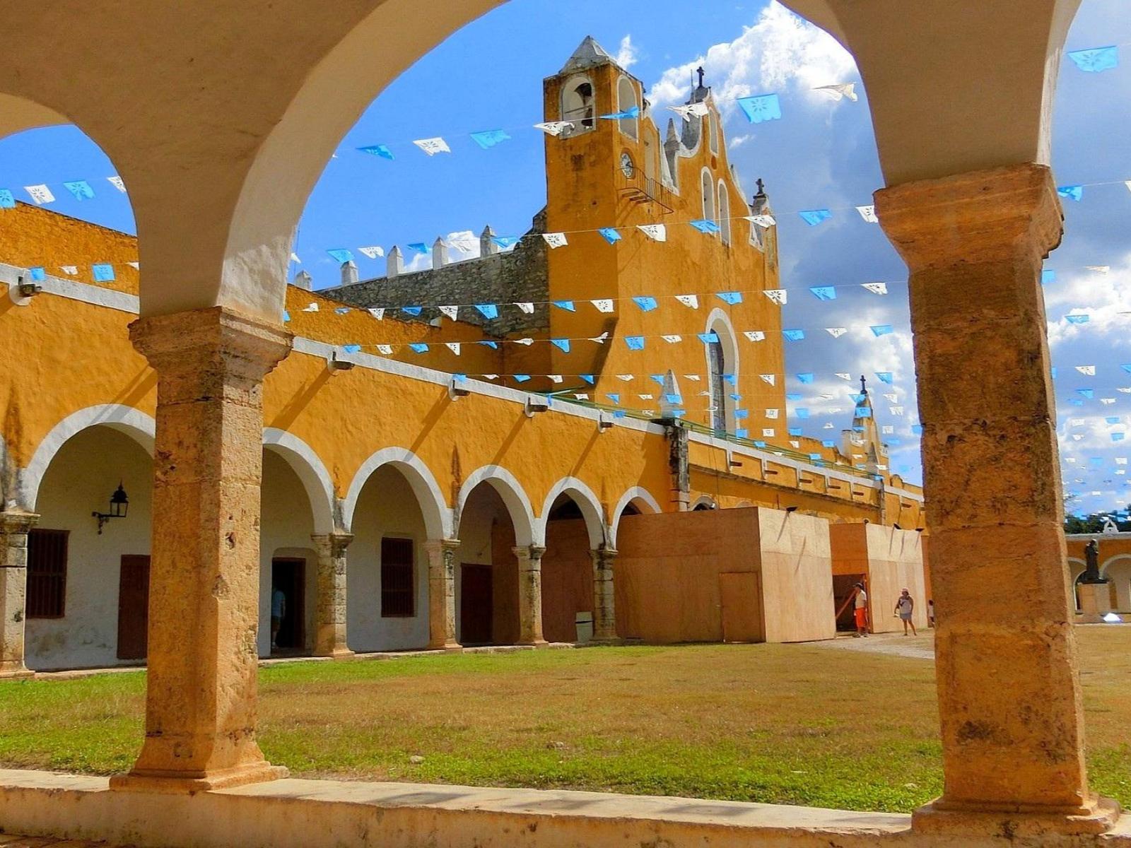 Rondreis Mexico, Izamal, Convento de San Antonio de Padua zijaanzicht met vlaggen