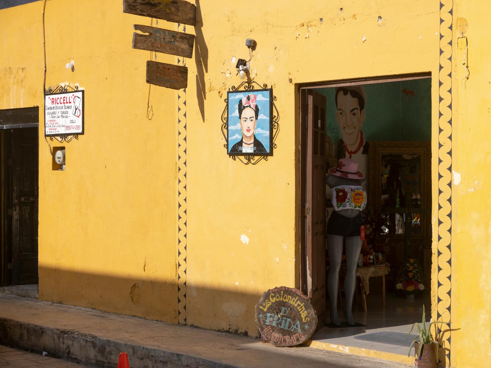 Rondreis Mexico, Izamal, kahlo kunst op gebouw