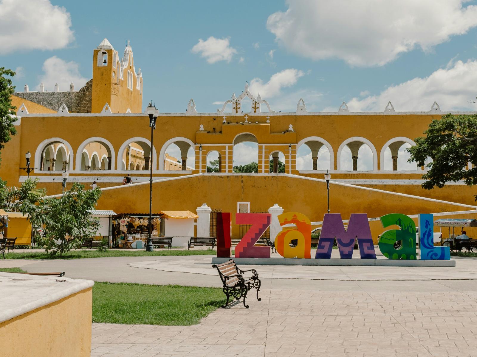 Rondreis Mexico, Izamal, letters Izamal