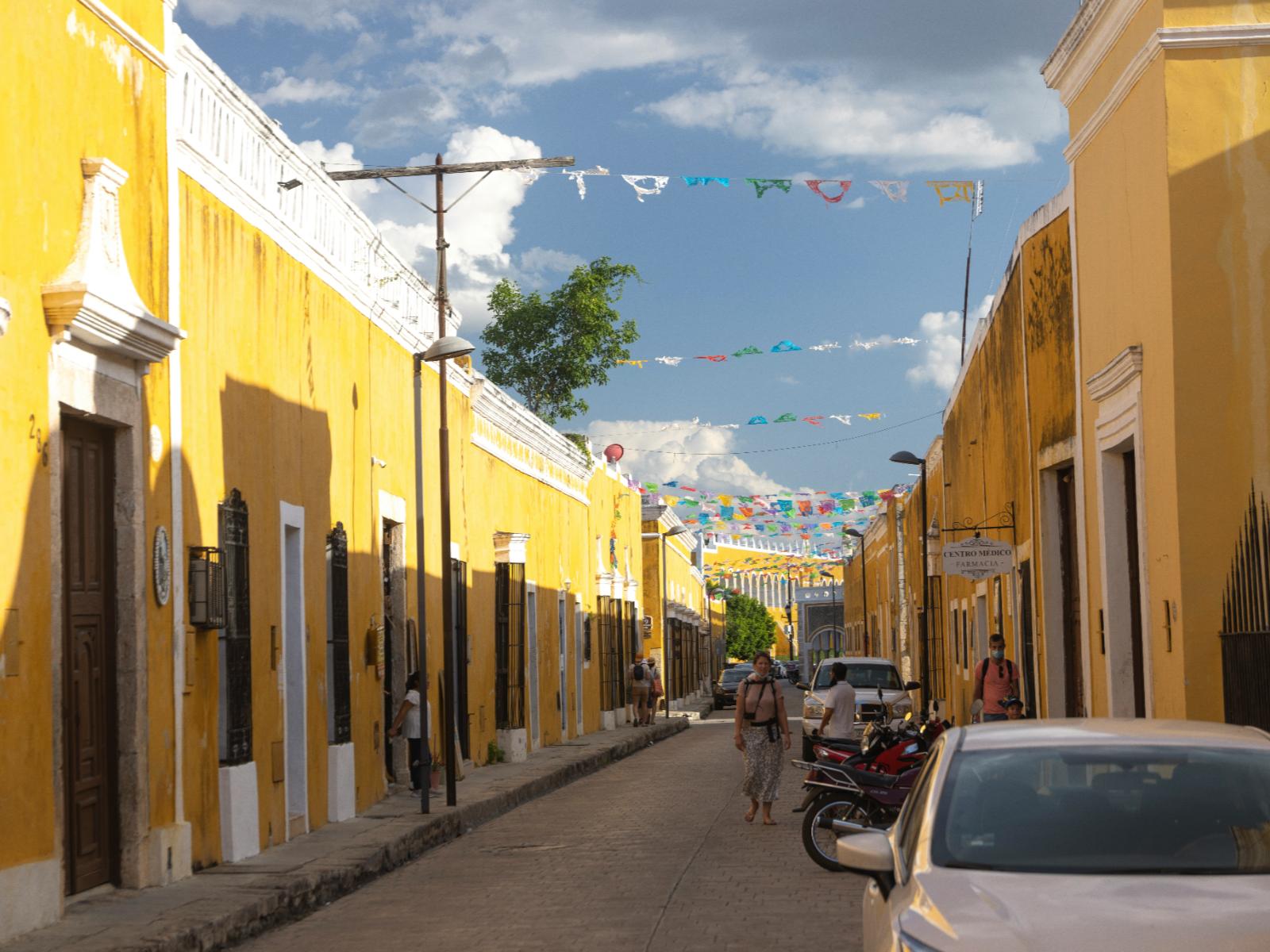 Rondreis Mexico, Izamal - straat met gele gebouwen