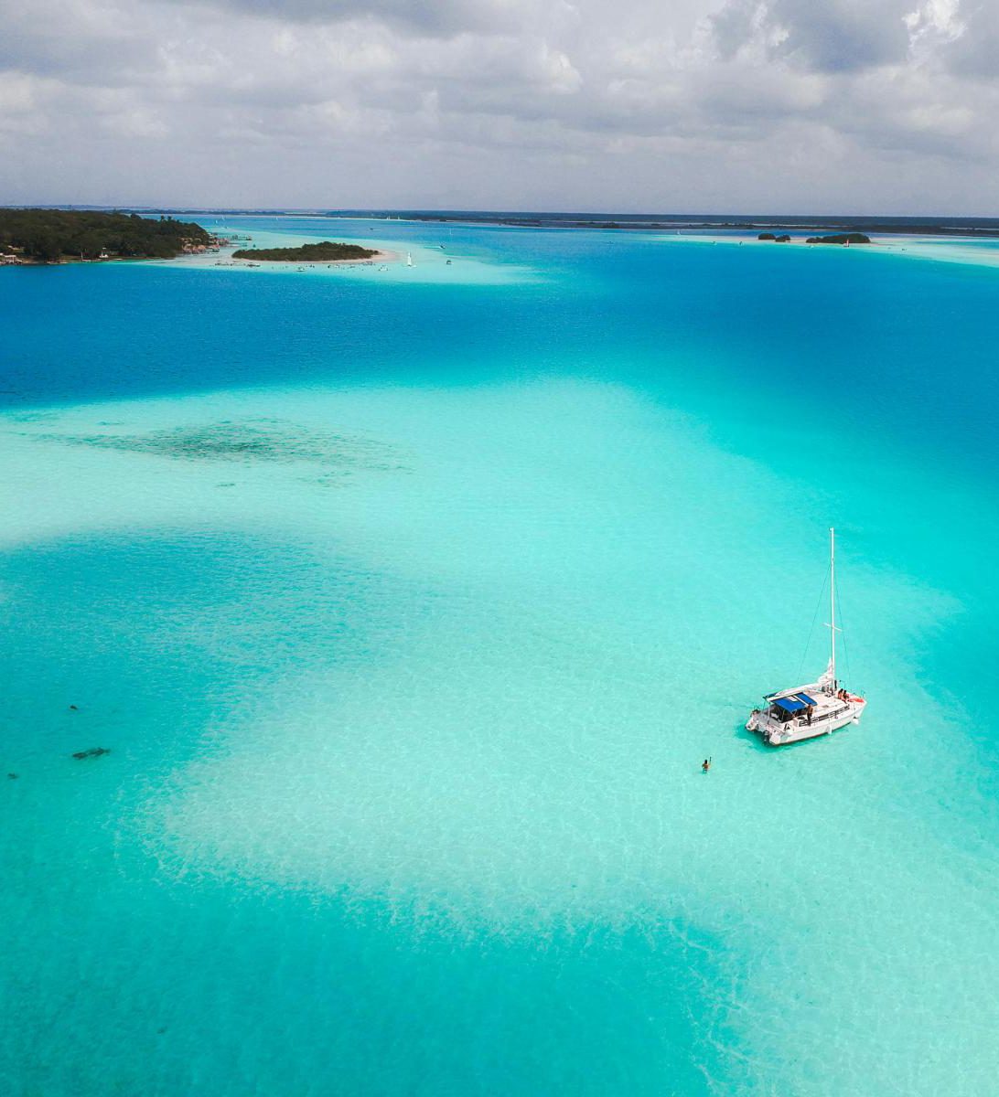 Rondreis Mexico, Laguna Bacalar, catamaran