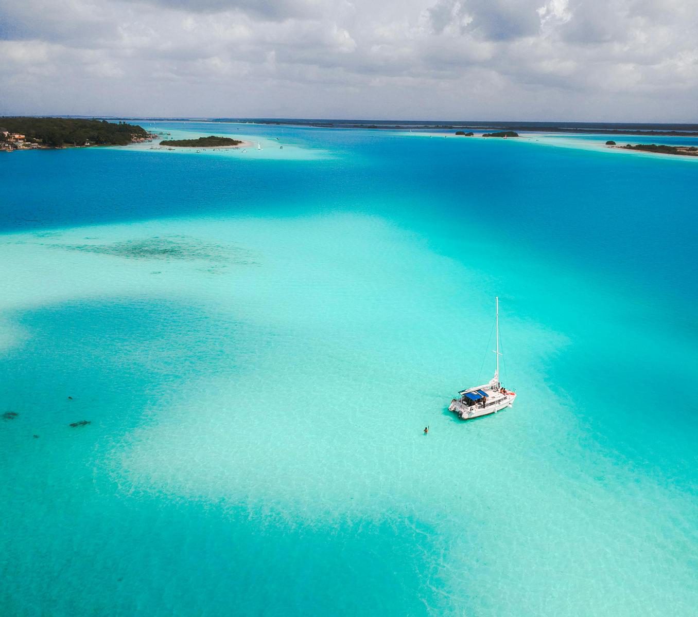 Rondreis Mexico, Laguna Bacalar, catamaran