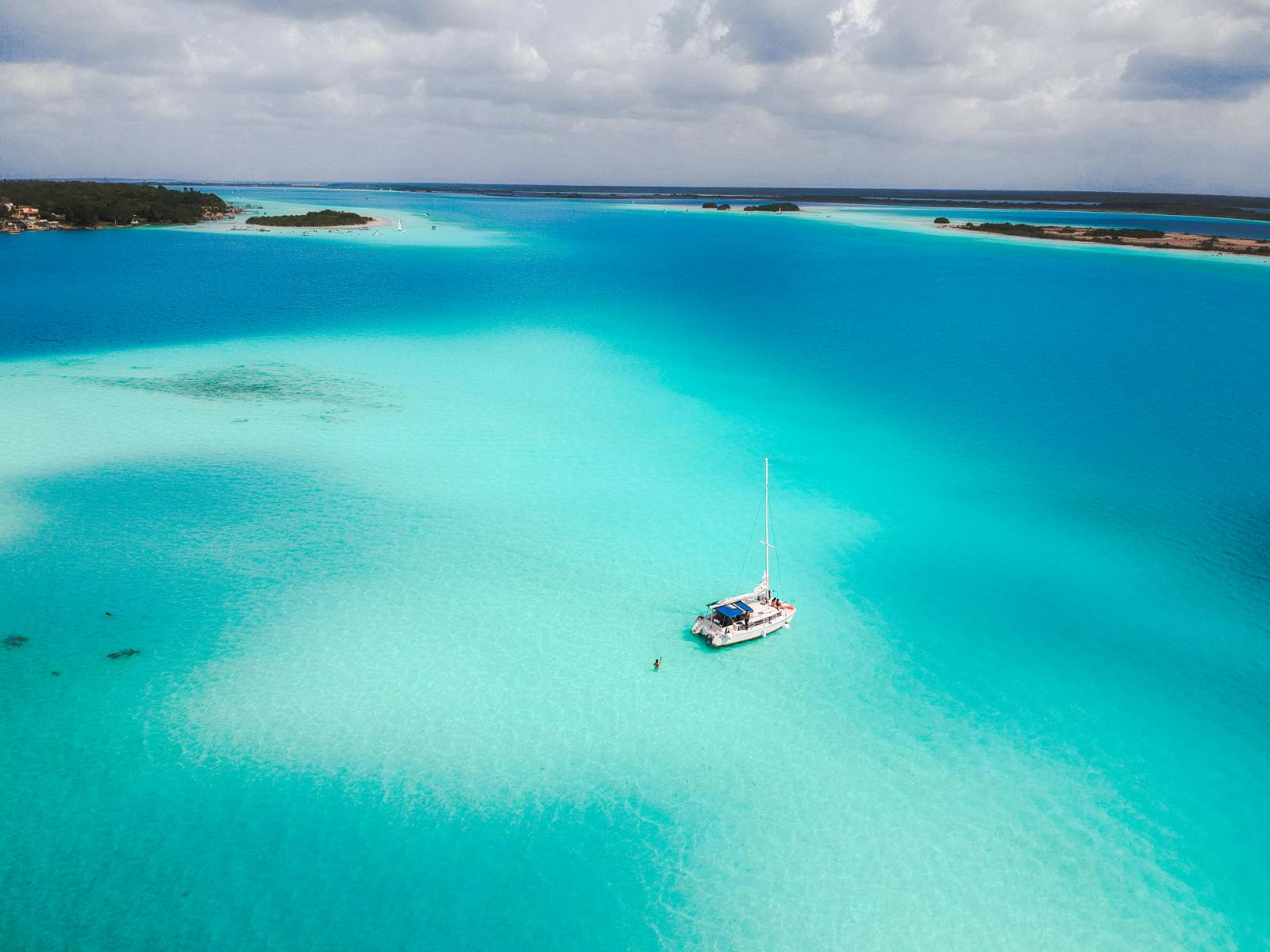Rondreis Mexico, Laguna Bacalar, catamaran