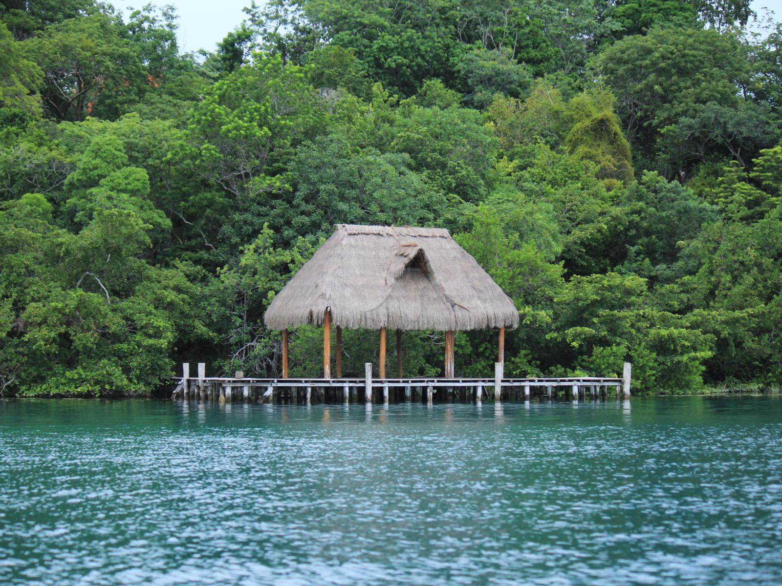 Rondreis Mexico, Laguna Bacalar, steiger met hutje