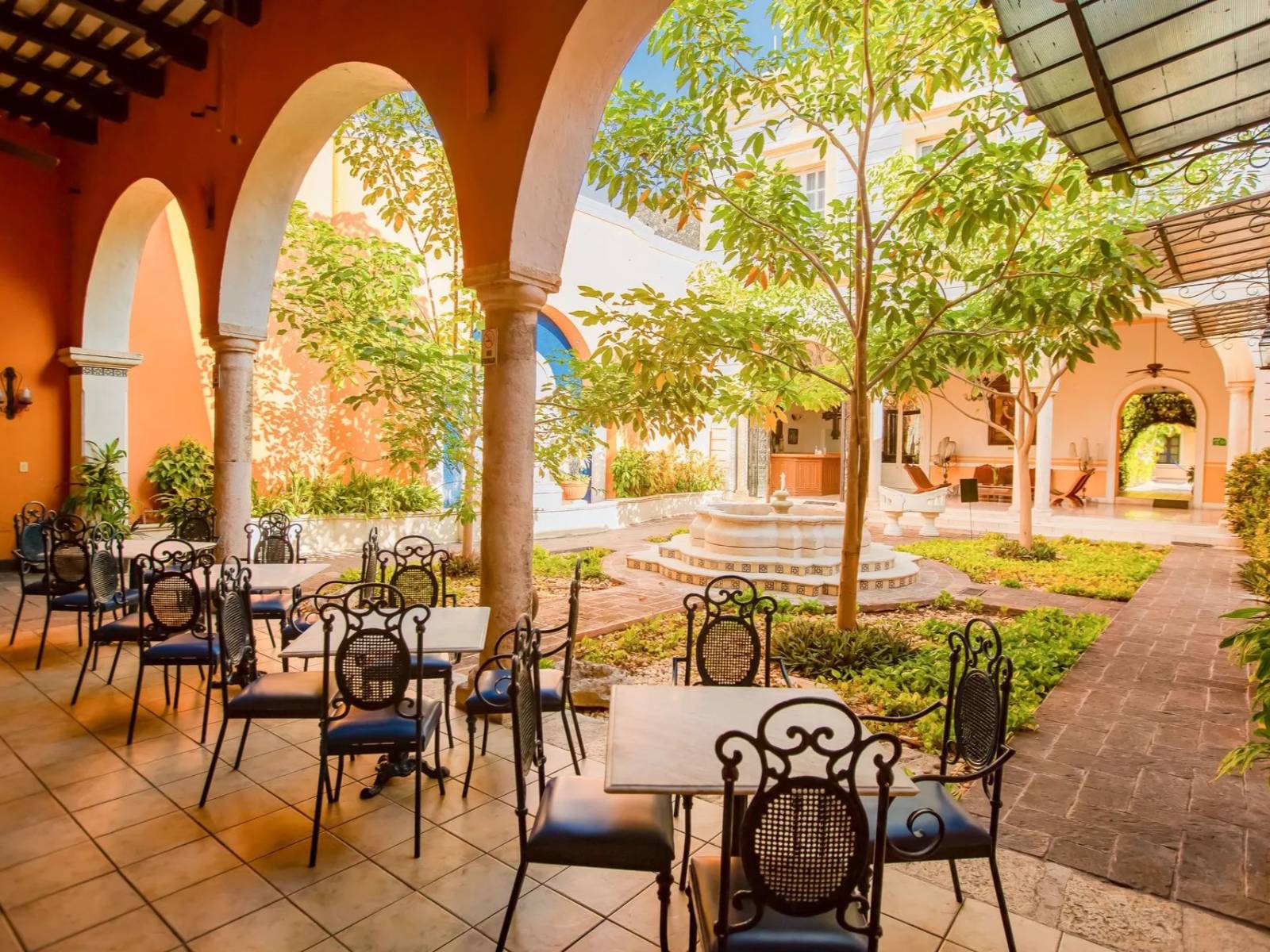 Rondreis Mexico, Mérida, Misión de Fray Diego, terras binnentuin