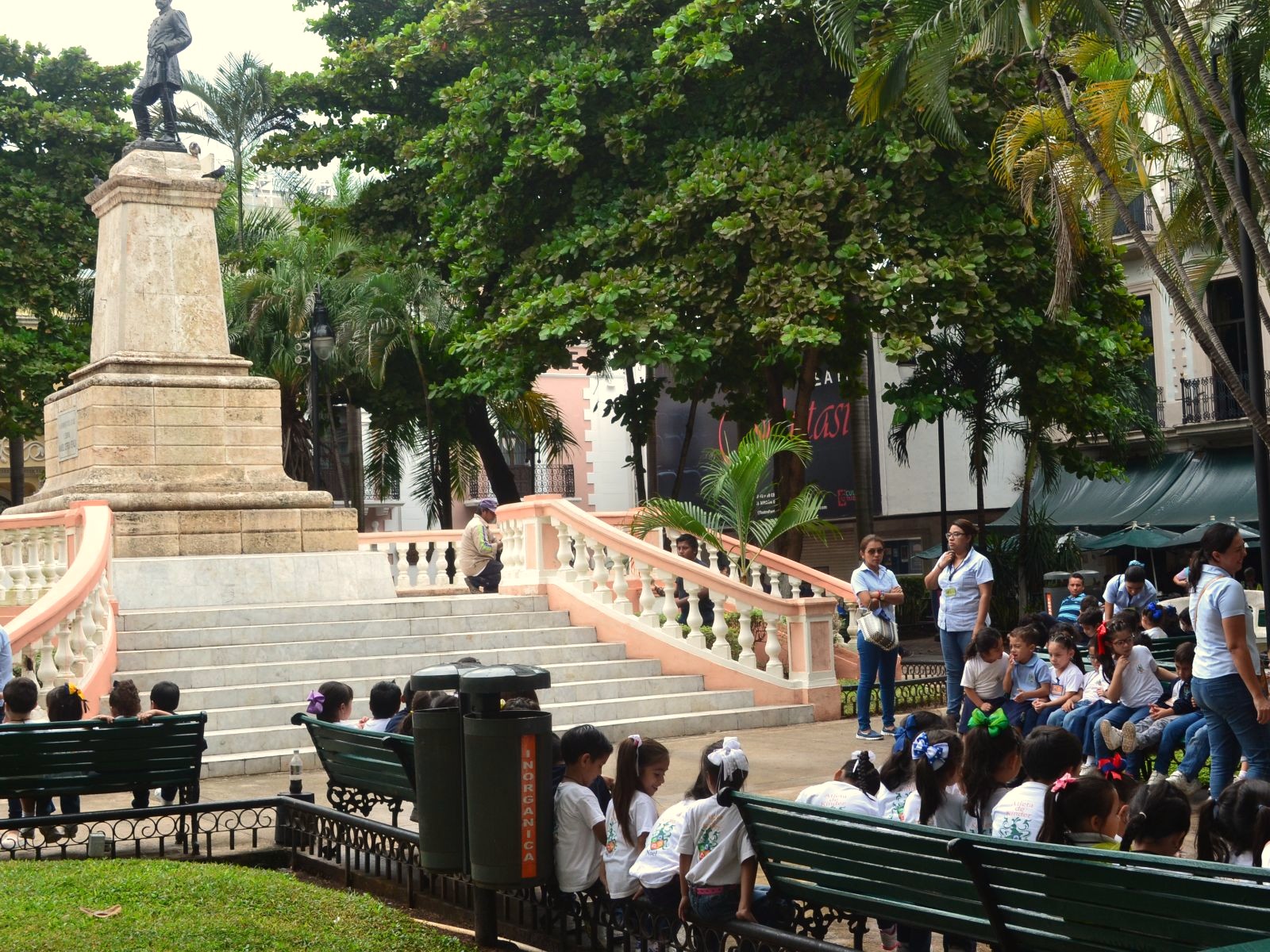Rondreis Mexico, Mérida, Plaza de España met beeld