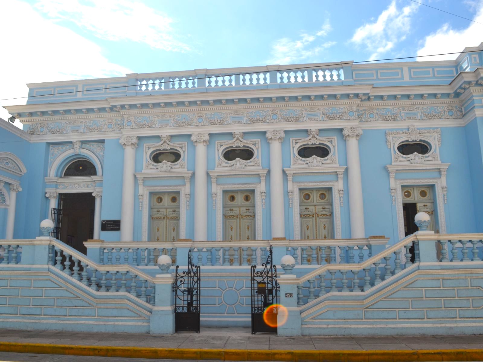 Rondreis Mexico, Mérida, blauw gebouw