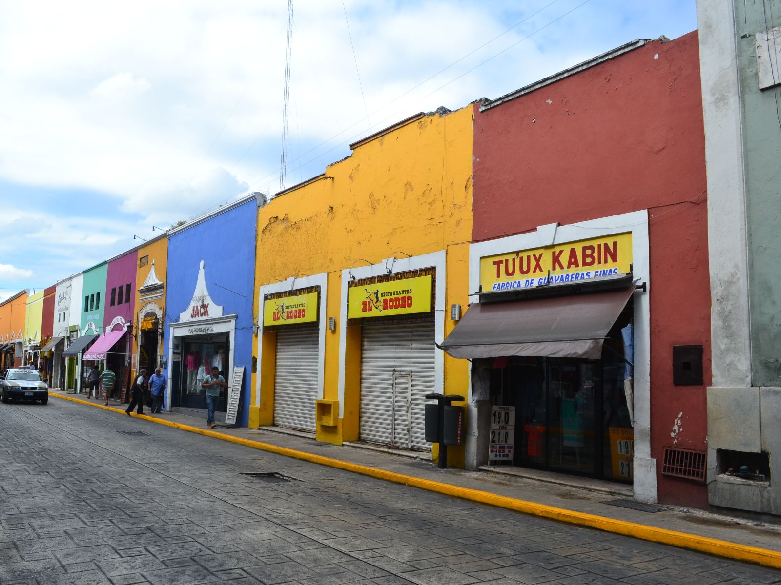 Rondreis Mexico, Mérida, kleurrijke straat zijaanzicht