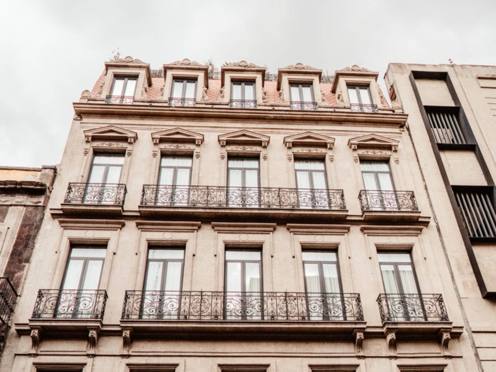 Rondreis Mexico, Mexico-Stad, Historico Central, voorzijde hotel met franse balkons