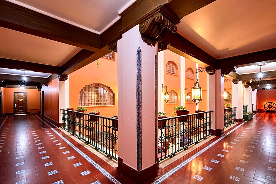 Rondreis Mexico, Mexico-Stad, Majestic Hotel, galerij rond binnenplaats